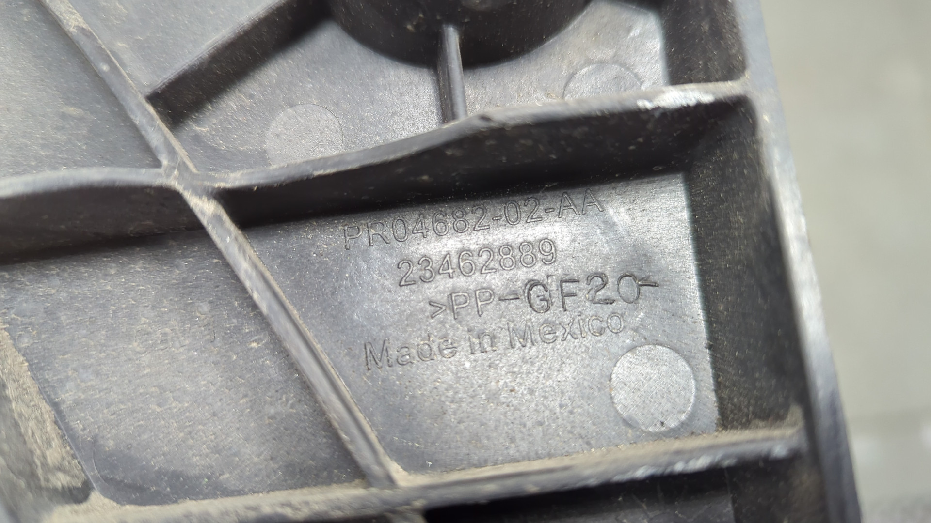 Кронштейн заднего бампера правый