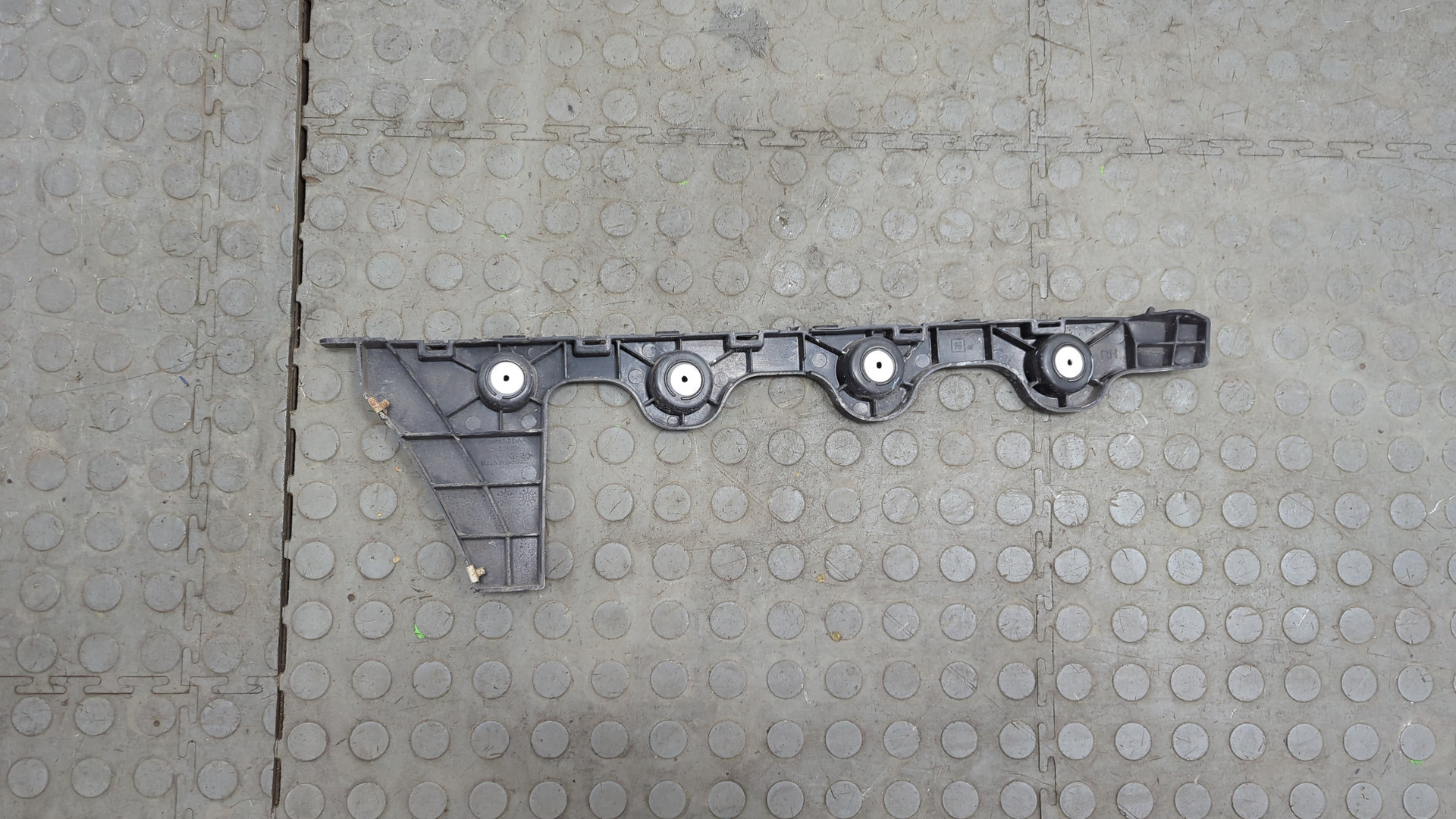 Кронштейн заднего бампера правый