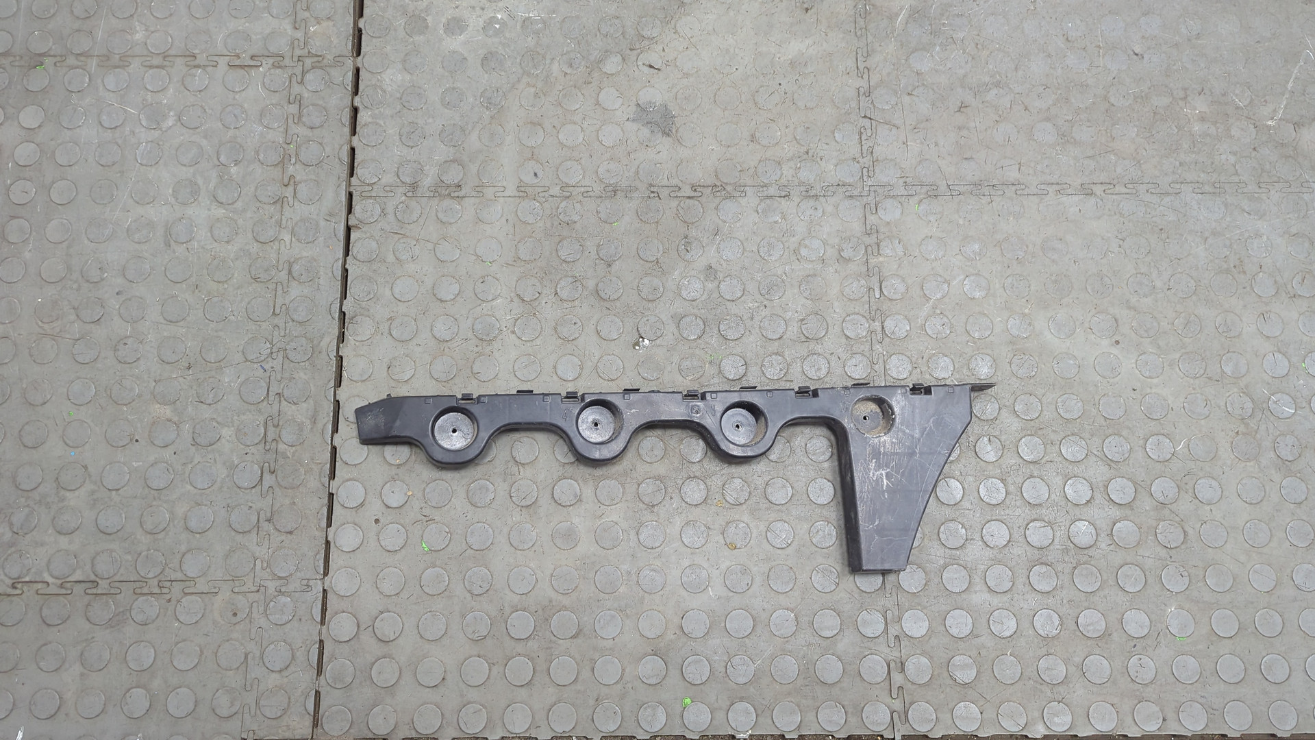 Кронштейн заднего бампера правый