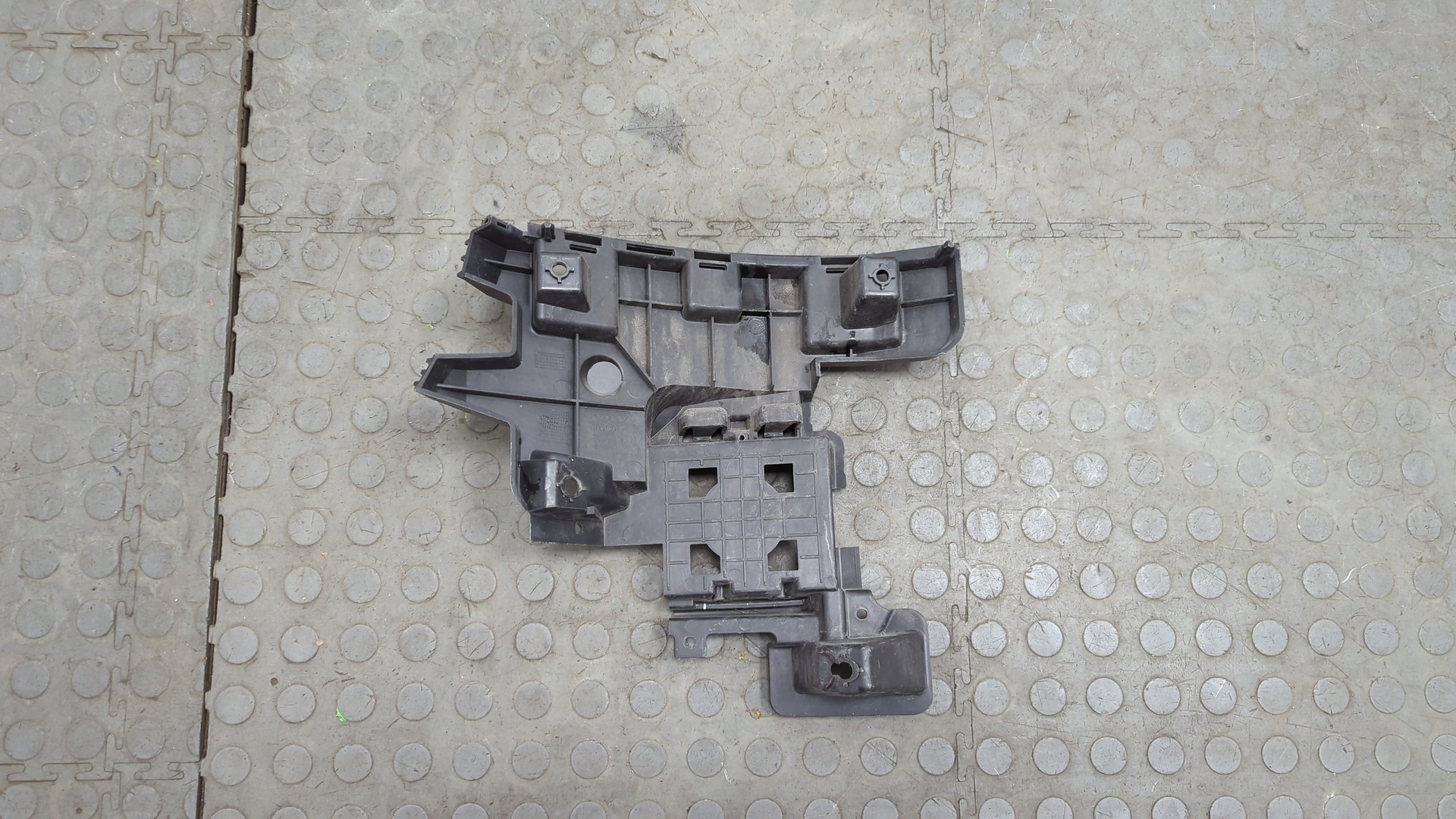 Кронштейн заднего бампера левый