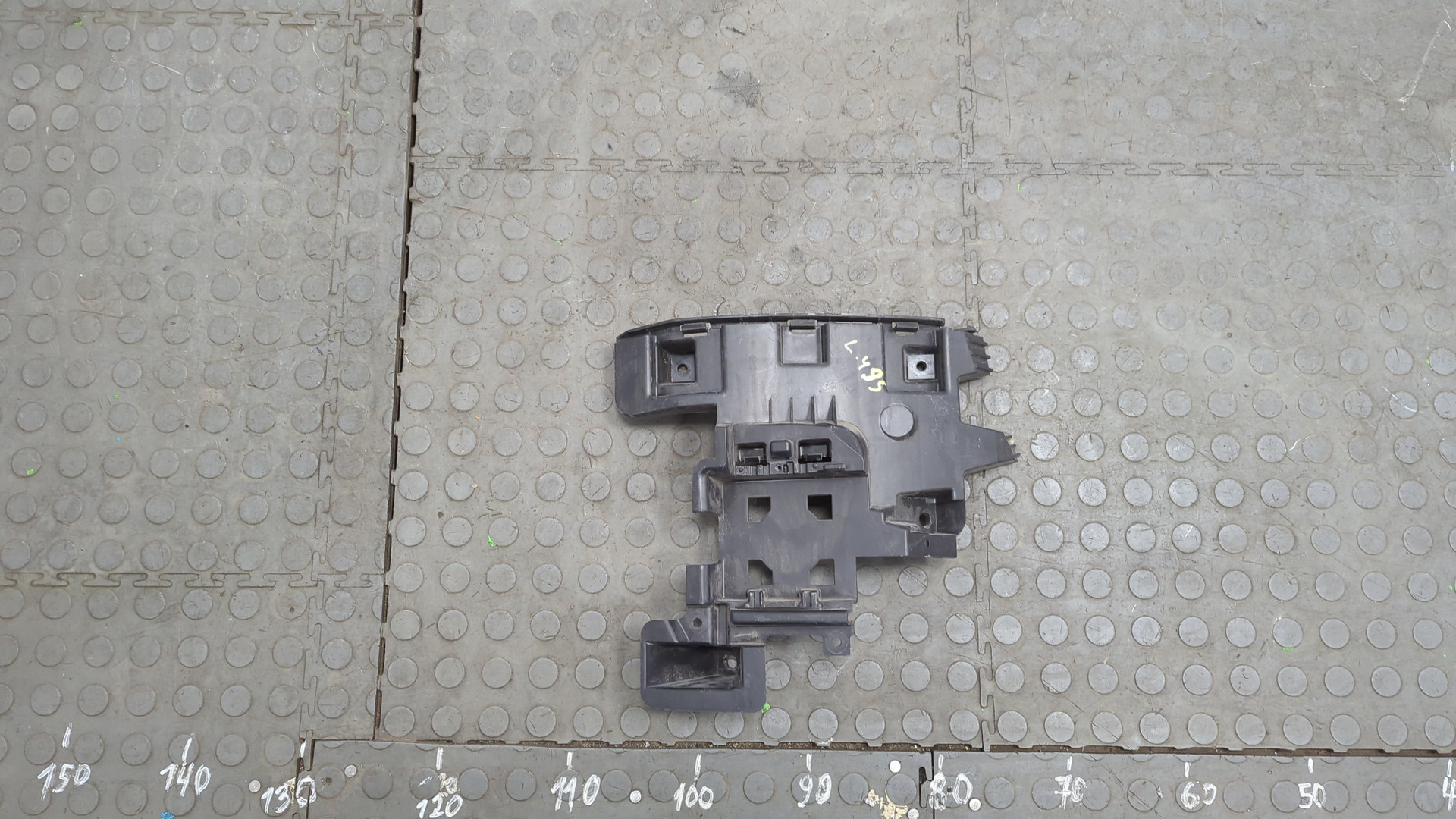 Кронштейн заднего бампера левый