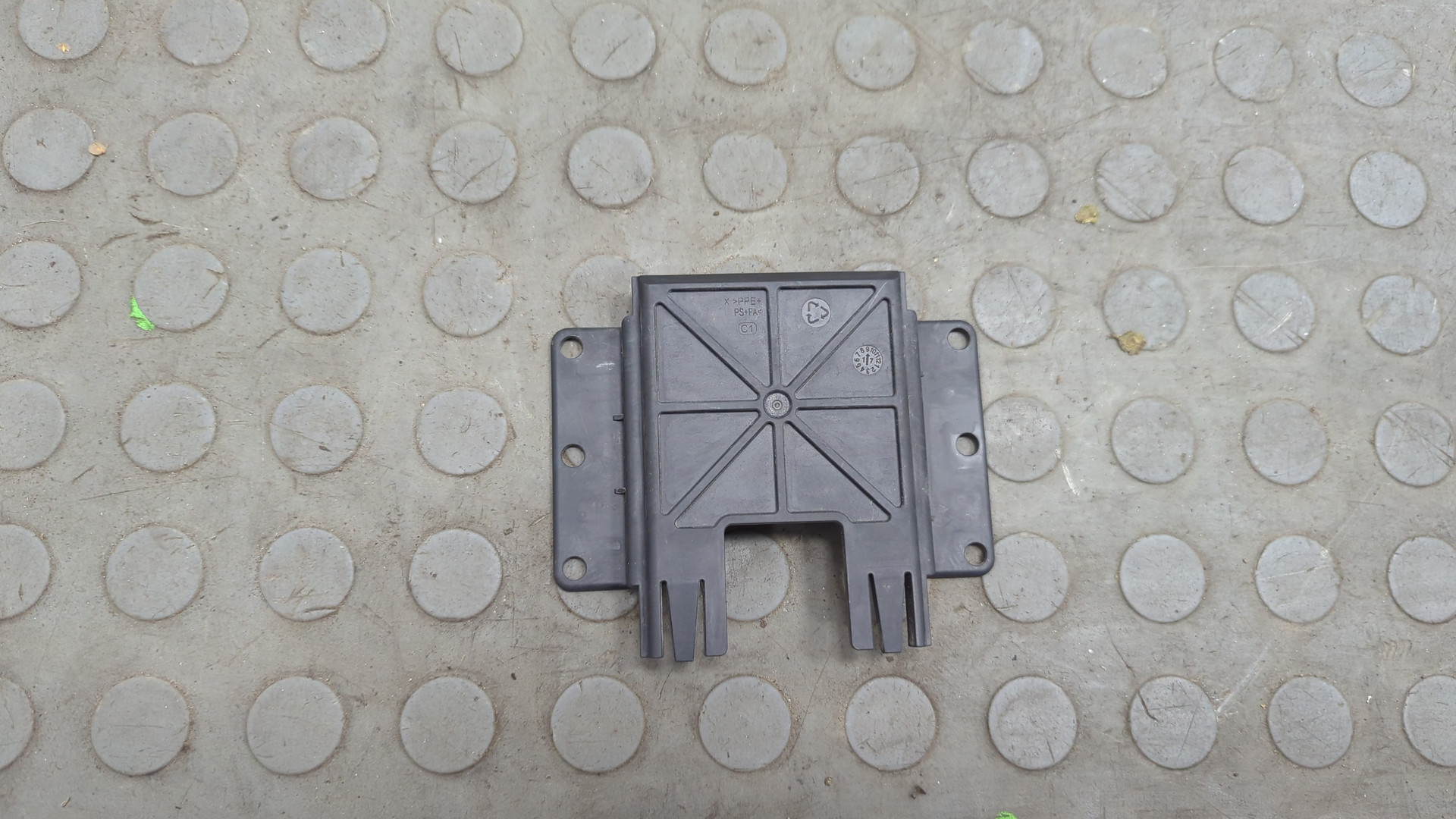 Кронштейн блока управления двигателем