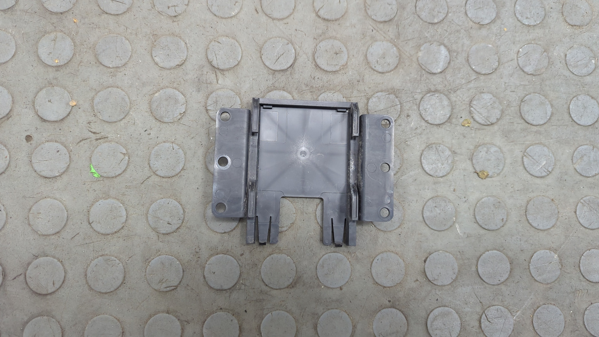 Кронштейн блока управления двигателем