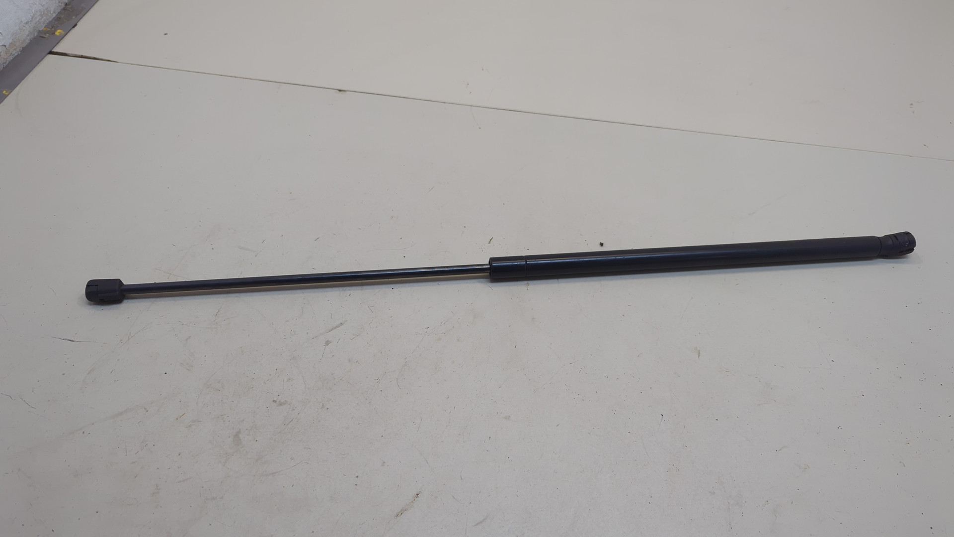 Амортизатор капота