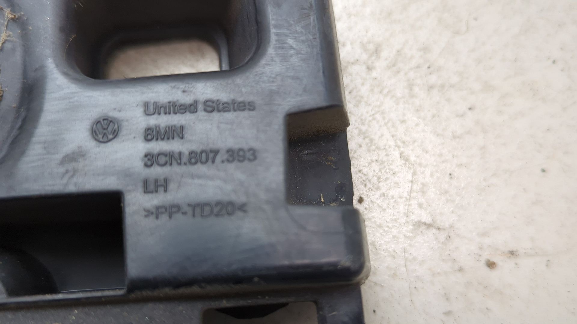 Кронштейн заднего бампера левый