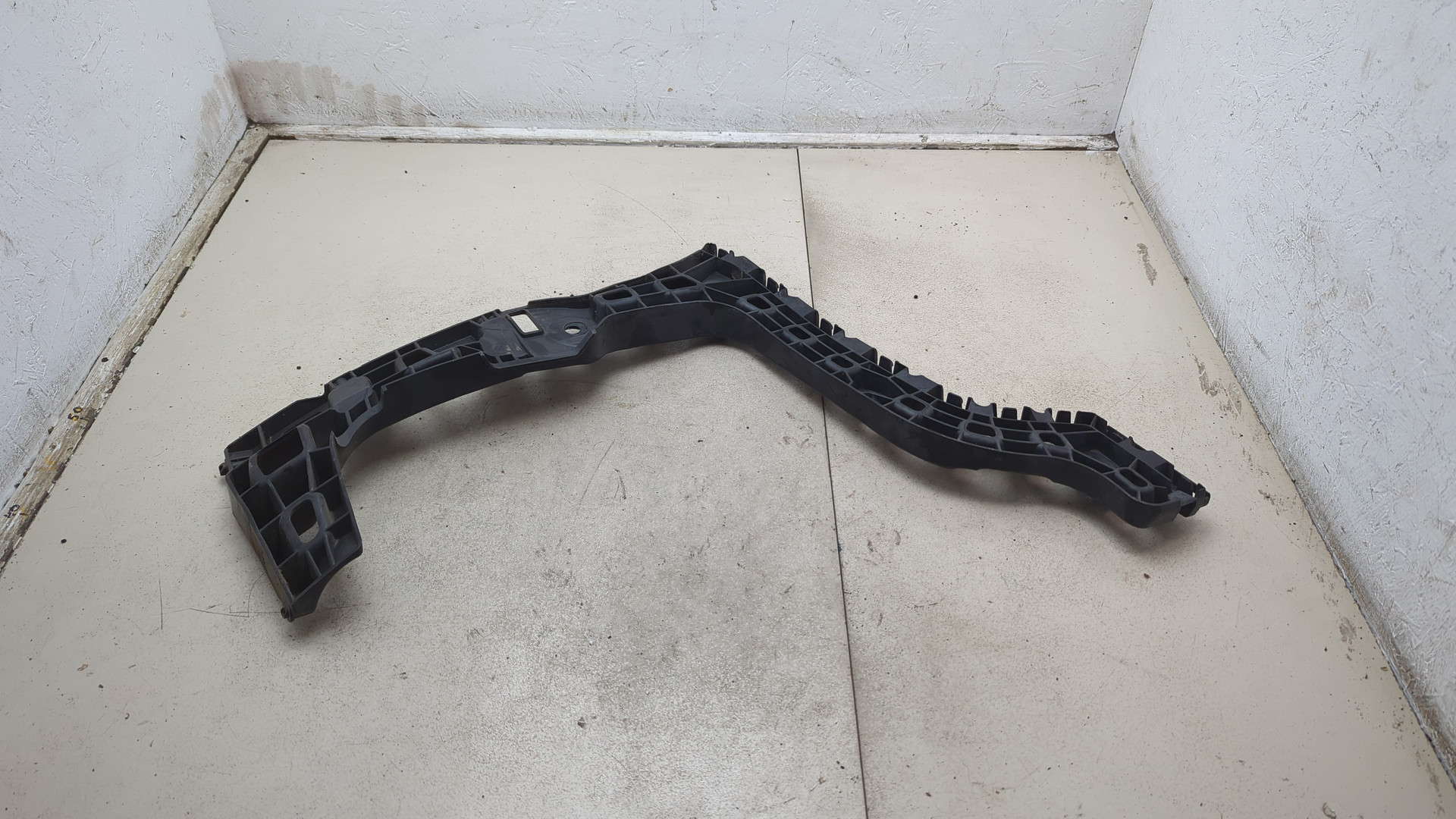 Кронштейн заднего бампера левый