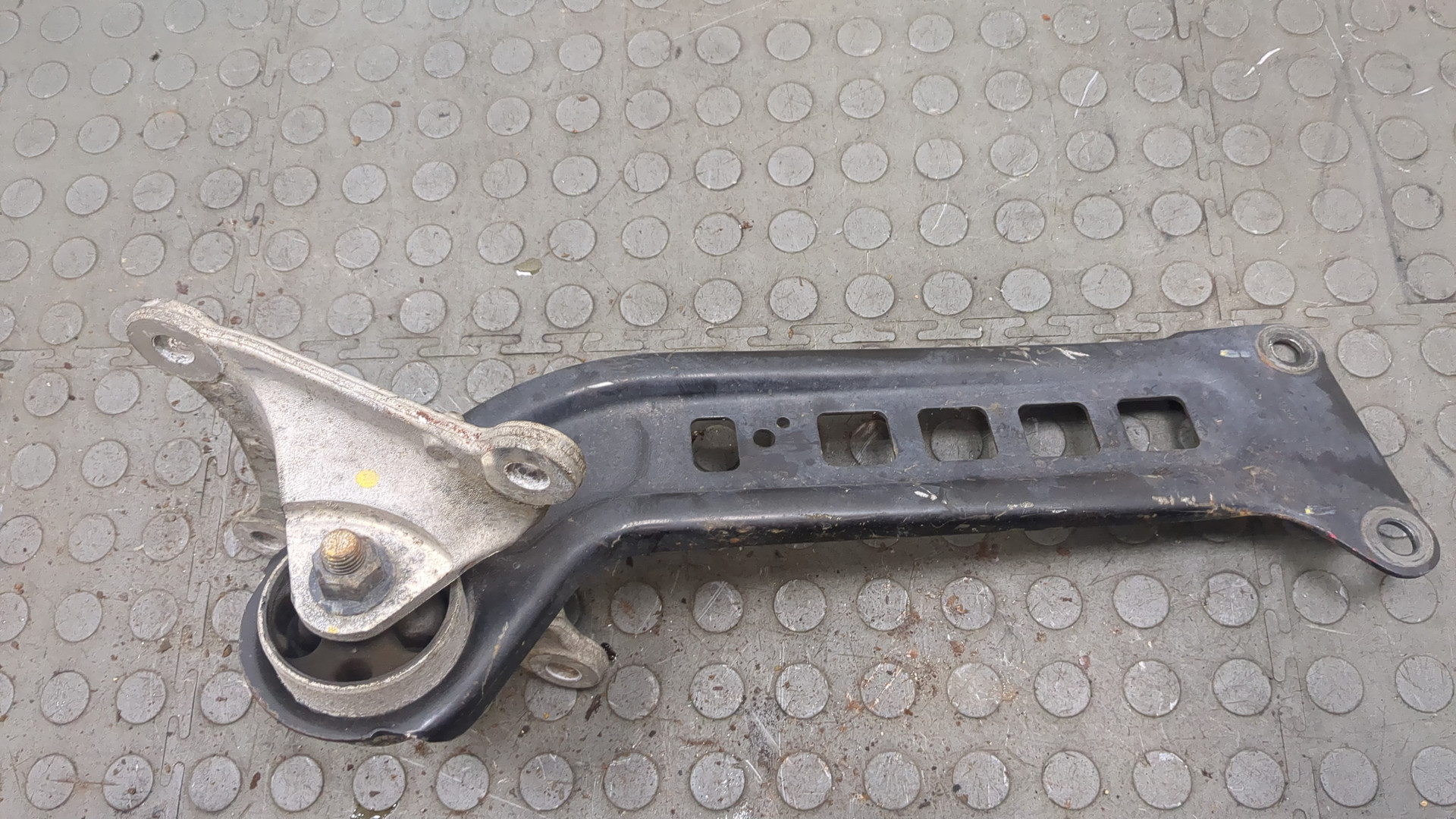 Рычаг задний левый