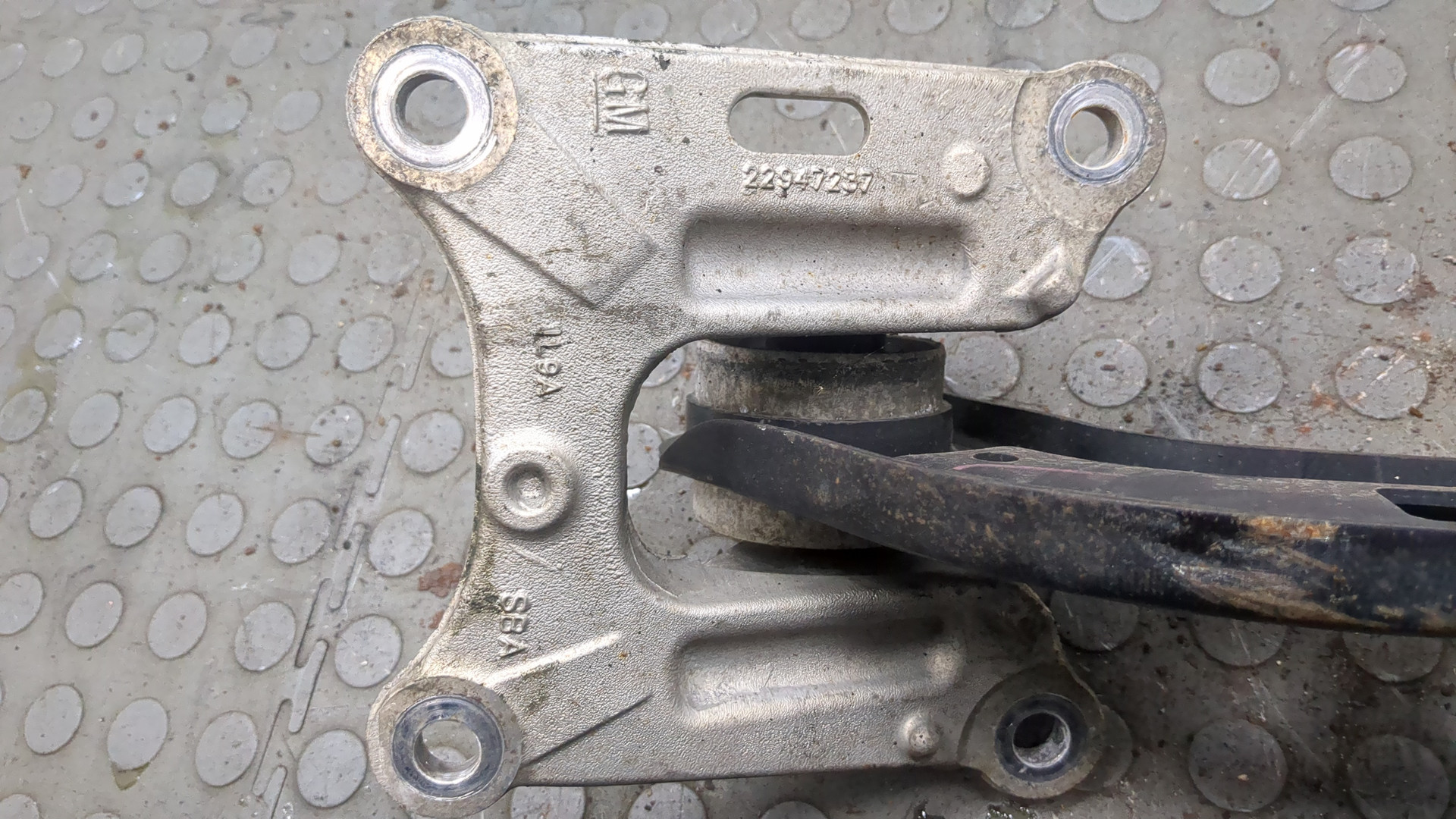 Рычаг задний левый