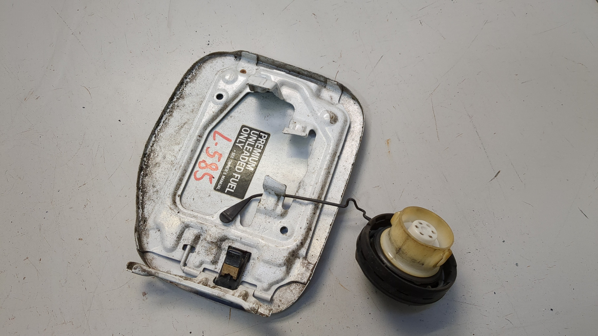 Лючок бензобака