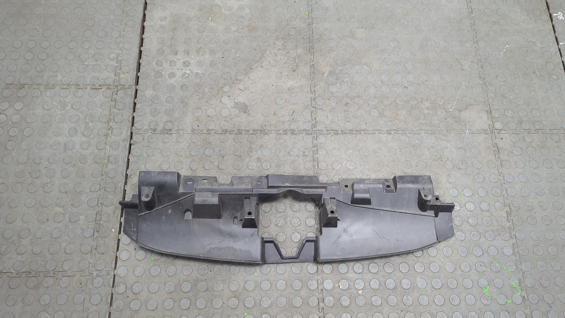 Кожух замка капота