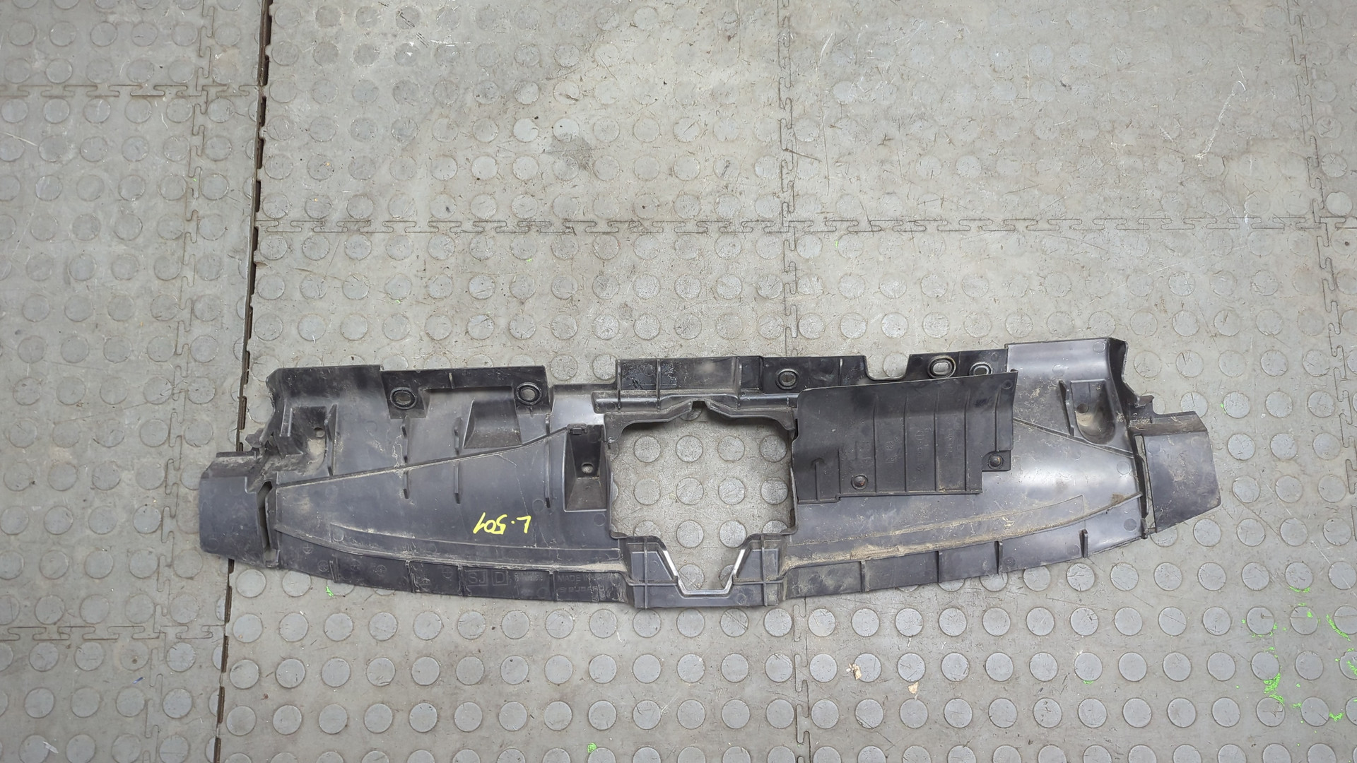 Кожух замка капота