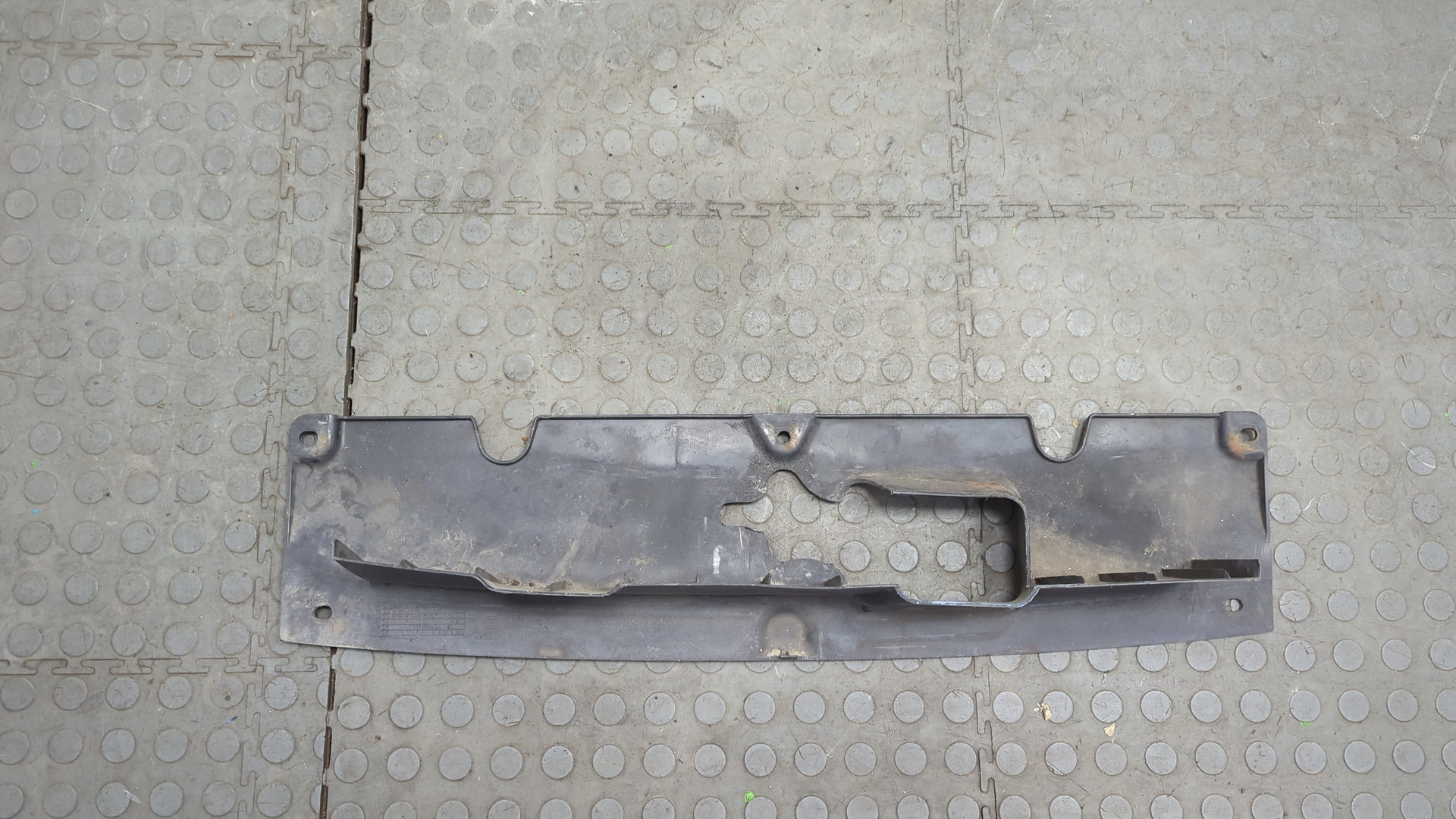 Кожух замка капота