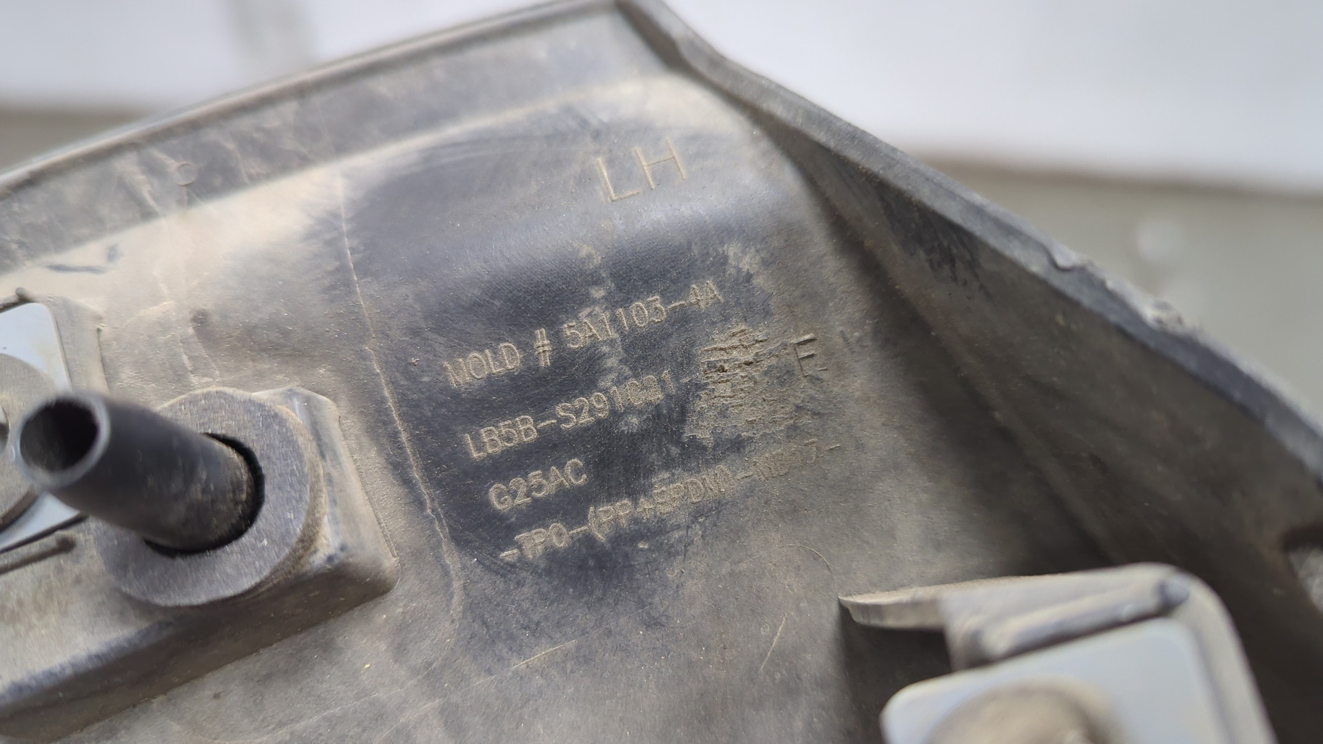 Накладка заднего крыла левого