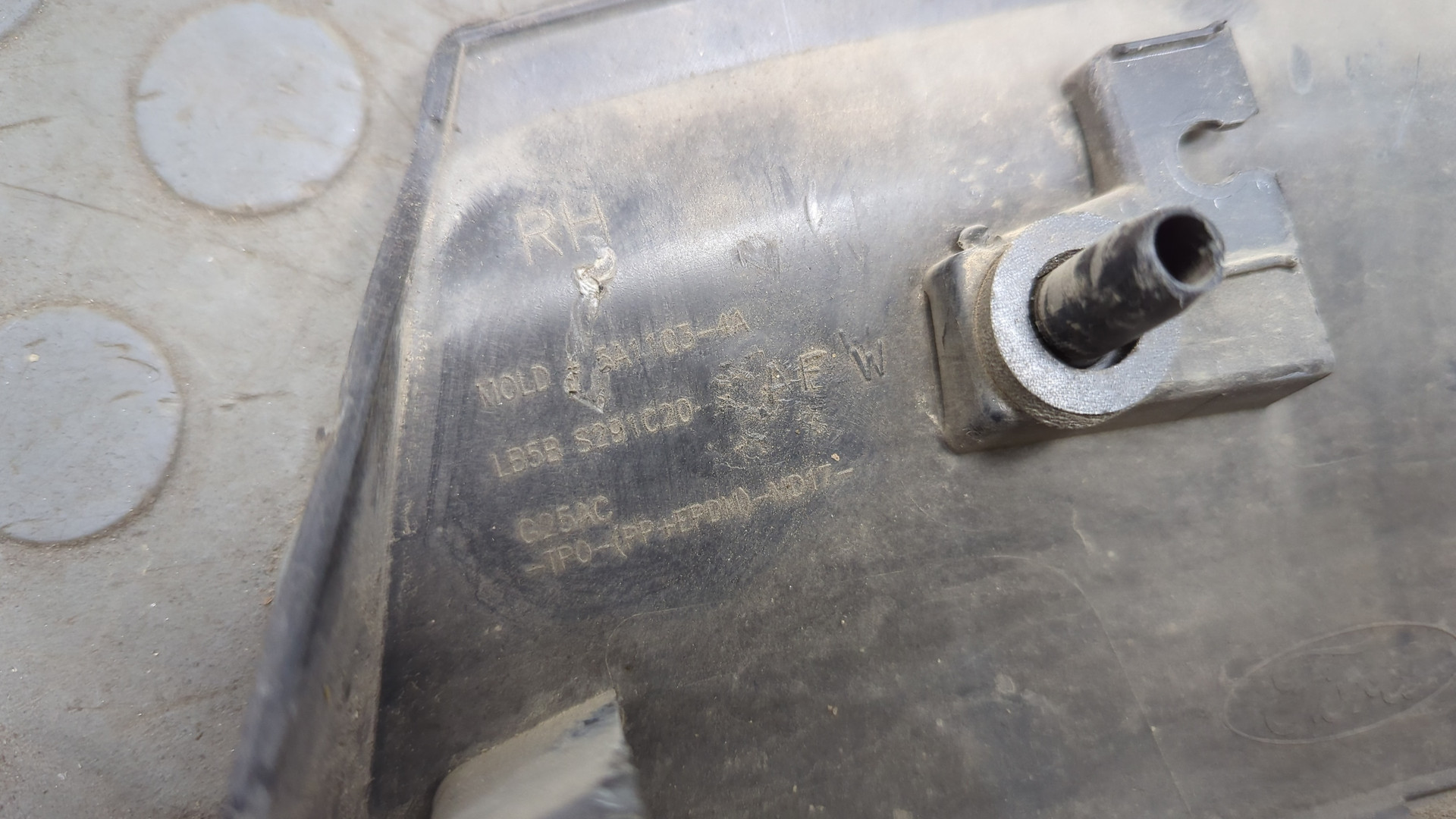 Молдинг заднего крыла правого