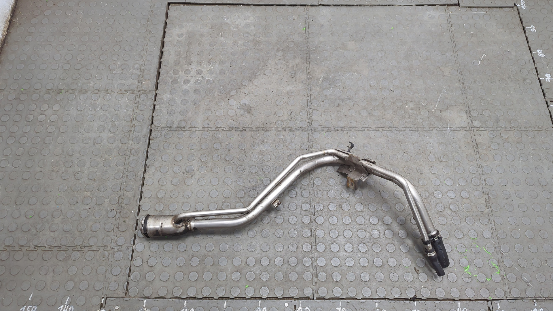 Горловина топливного бака