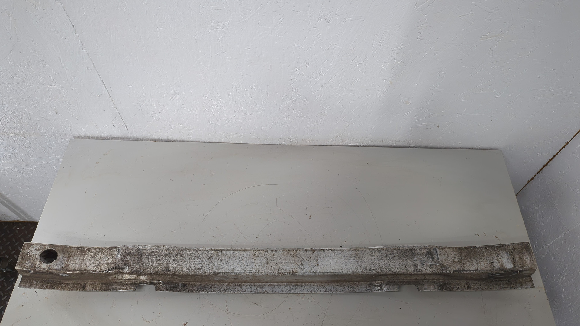 Усилитель переднего бампера