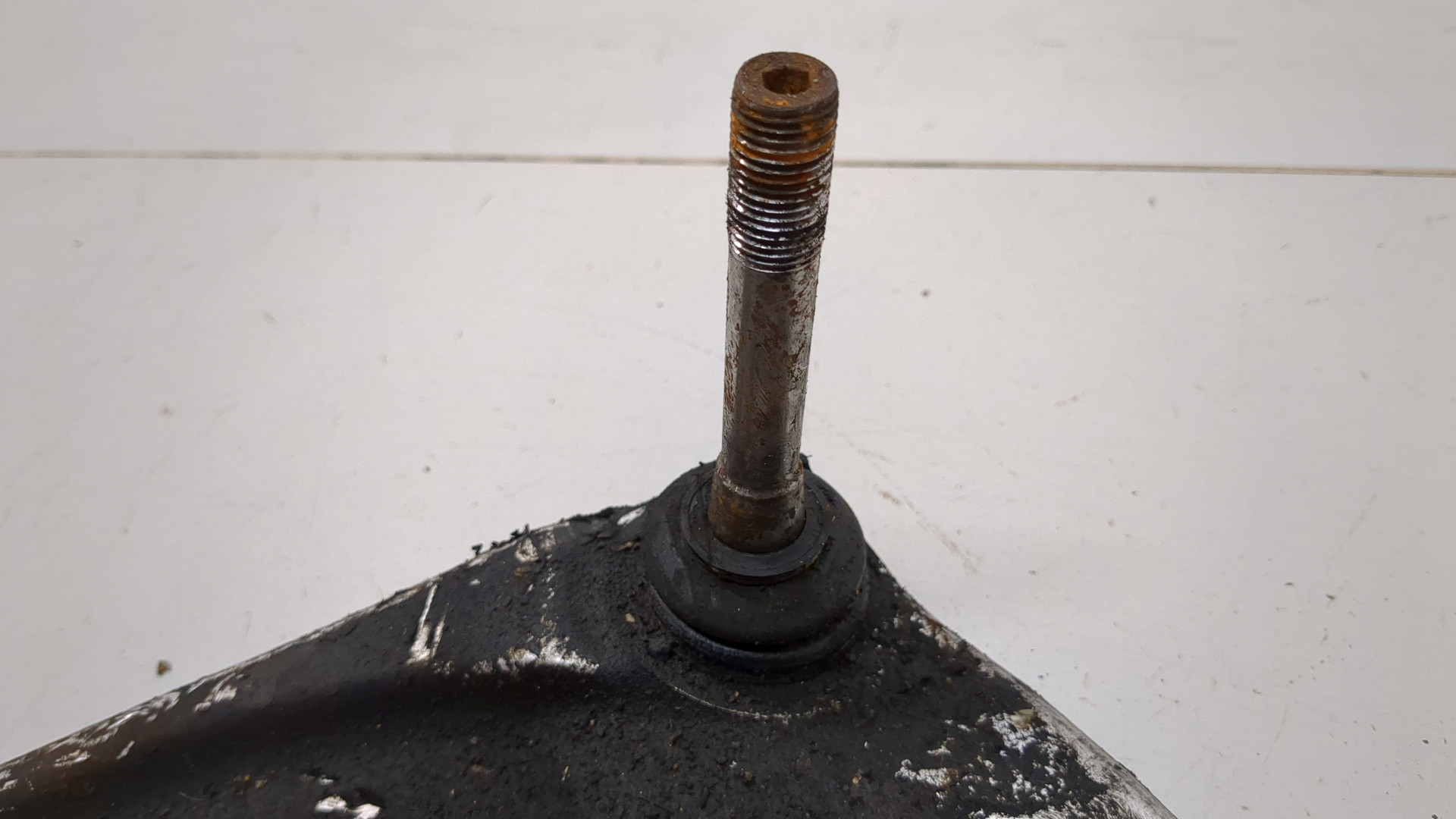 Рычаг передний левый