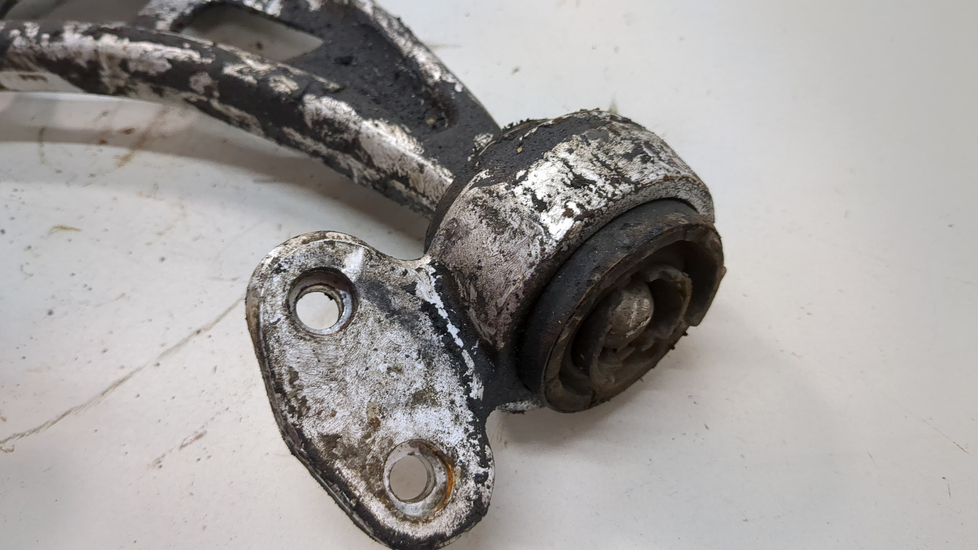 Рычаг передний левый