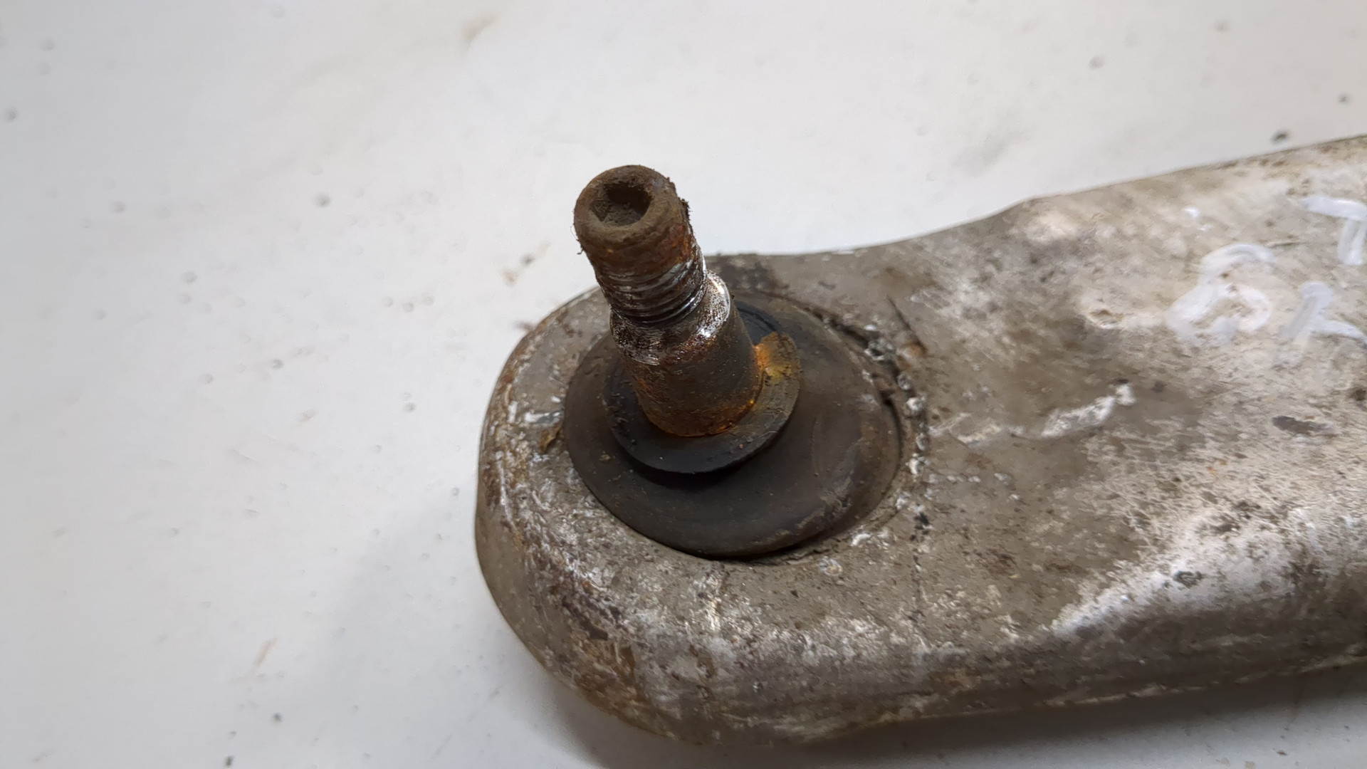 Рычаг передний левый