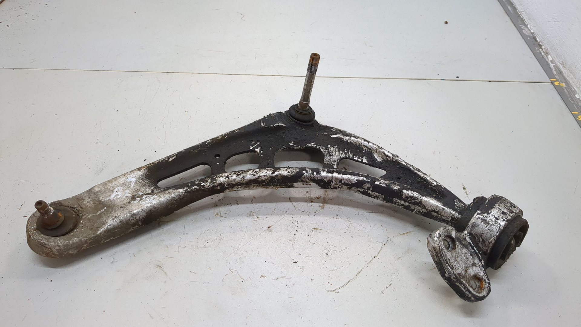 Рычаг передний левый