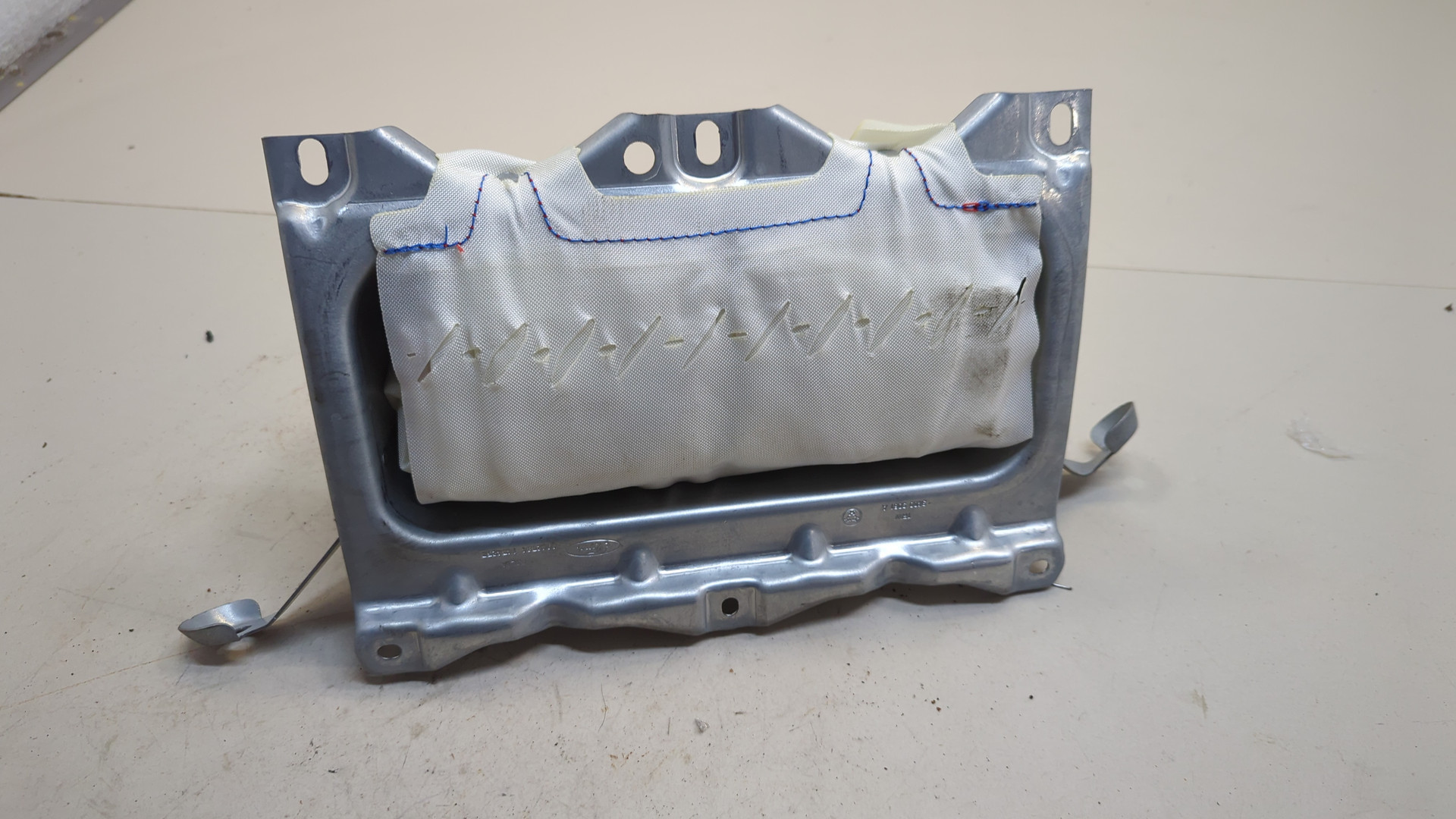 Подушка безопасности пассажирская (в торпедо)