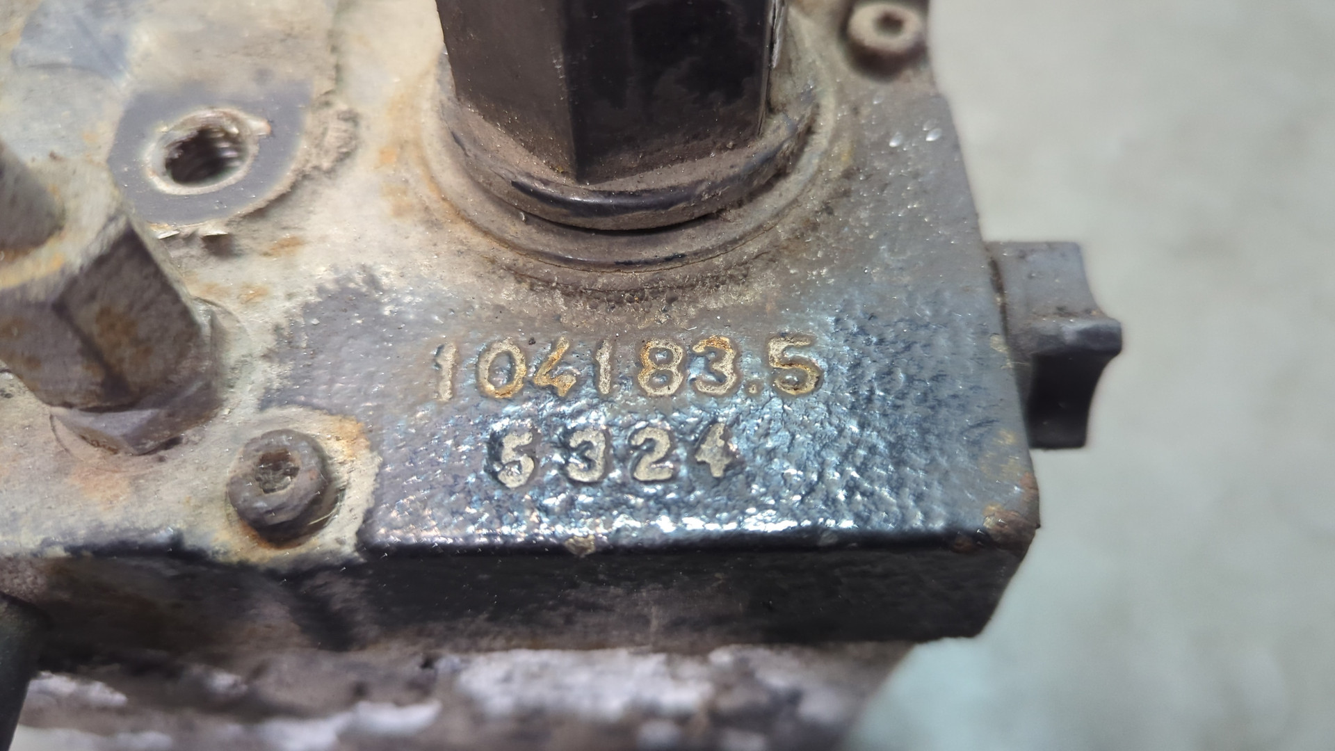 Насос подъема кабины