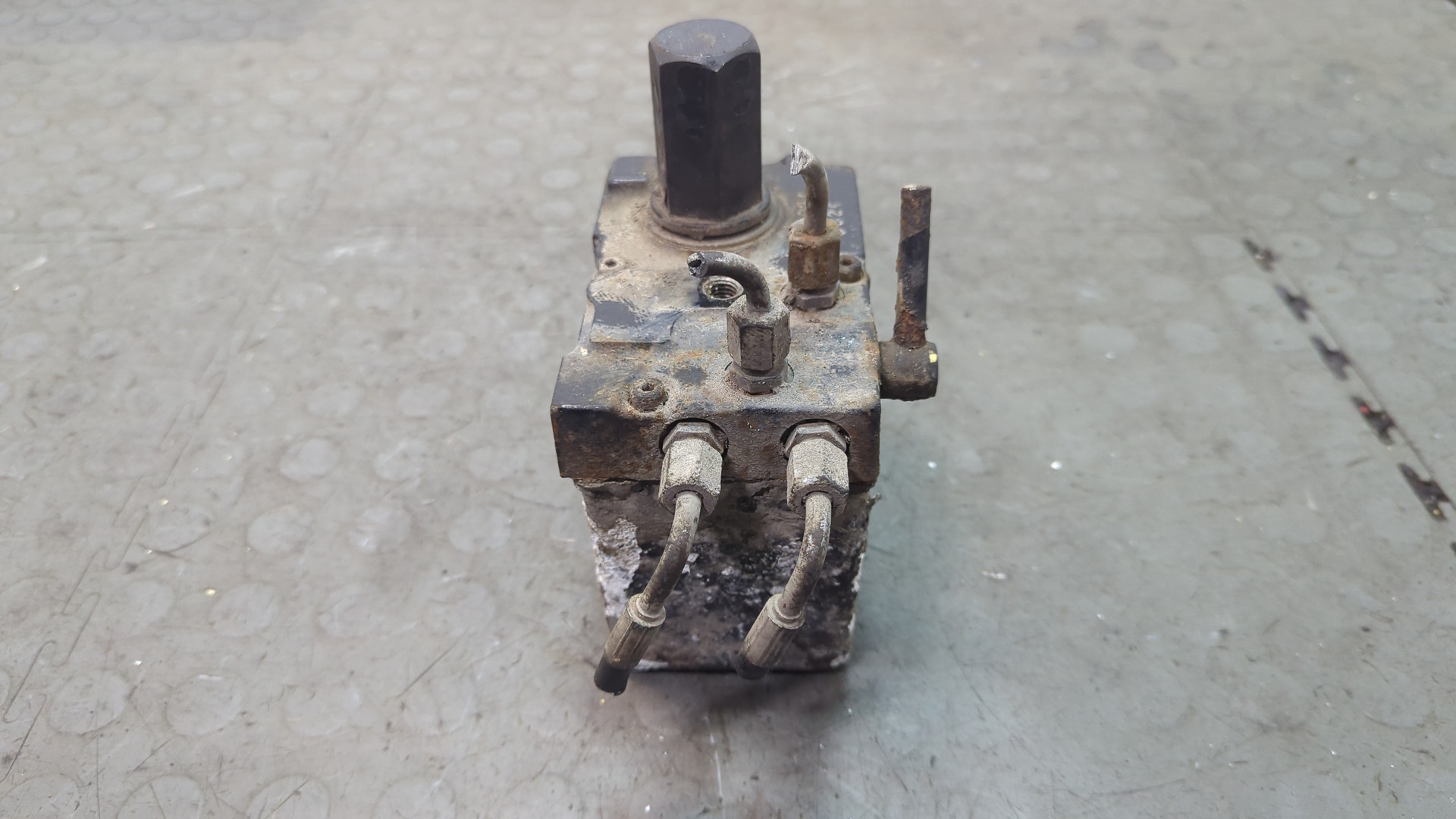 Насос подъема кабины