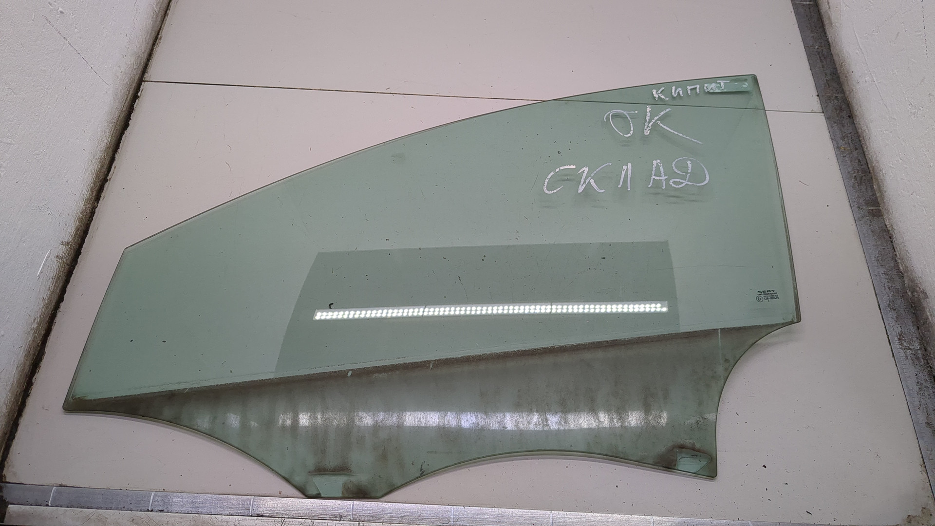 Стекло двери передней левой