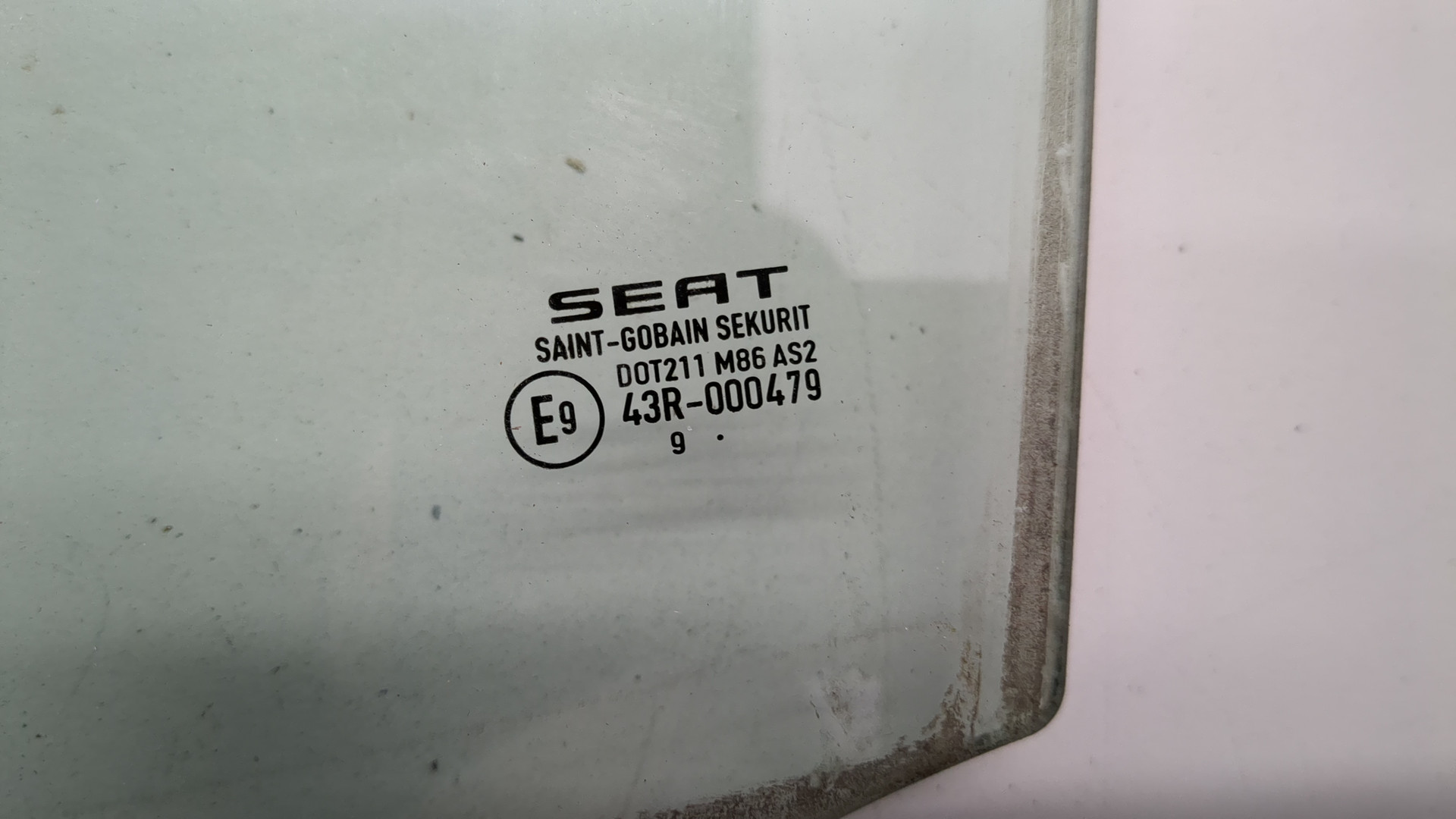 Стекло двери передней левой