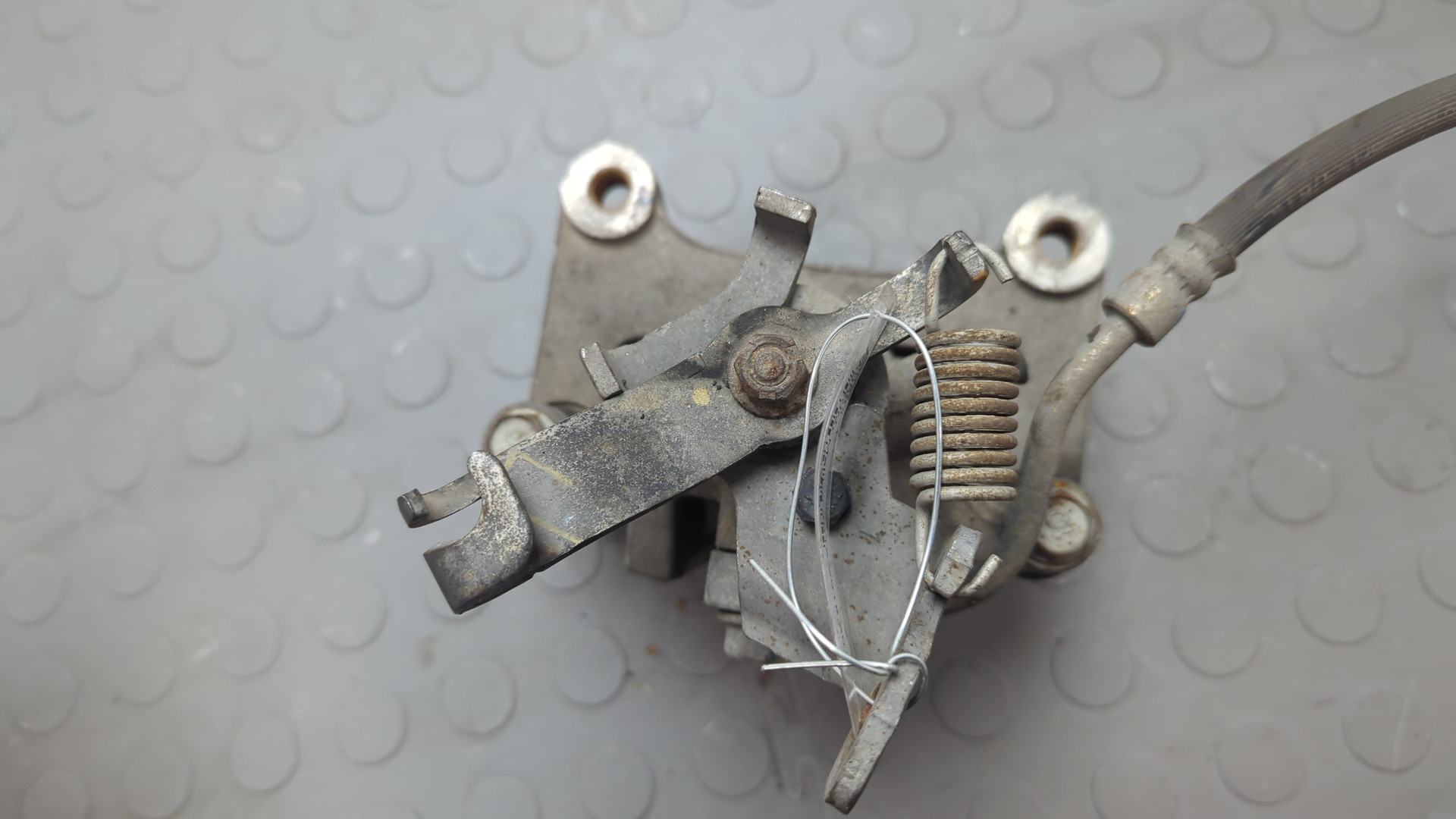 Суппорт задний левый