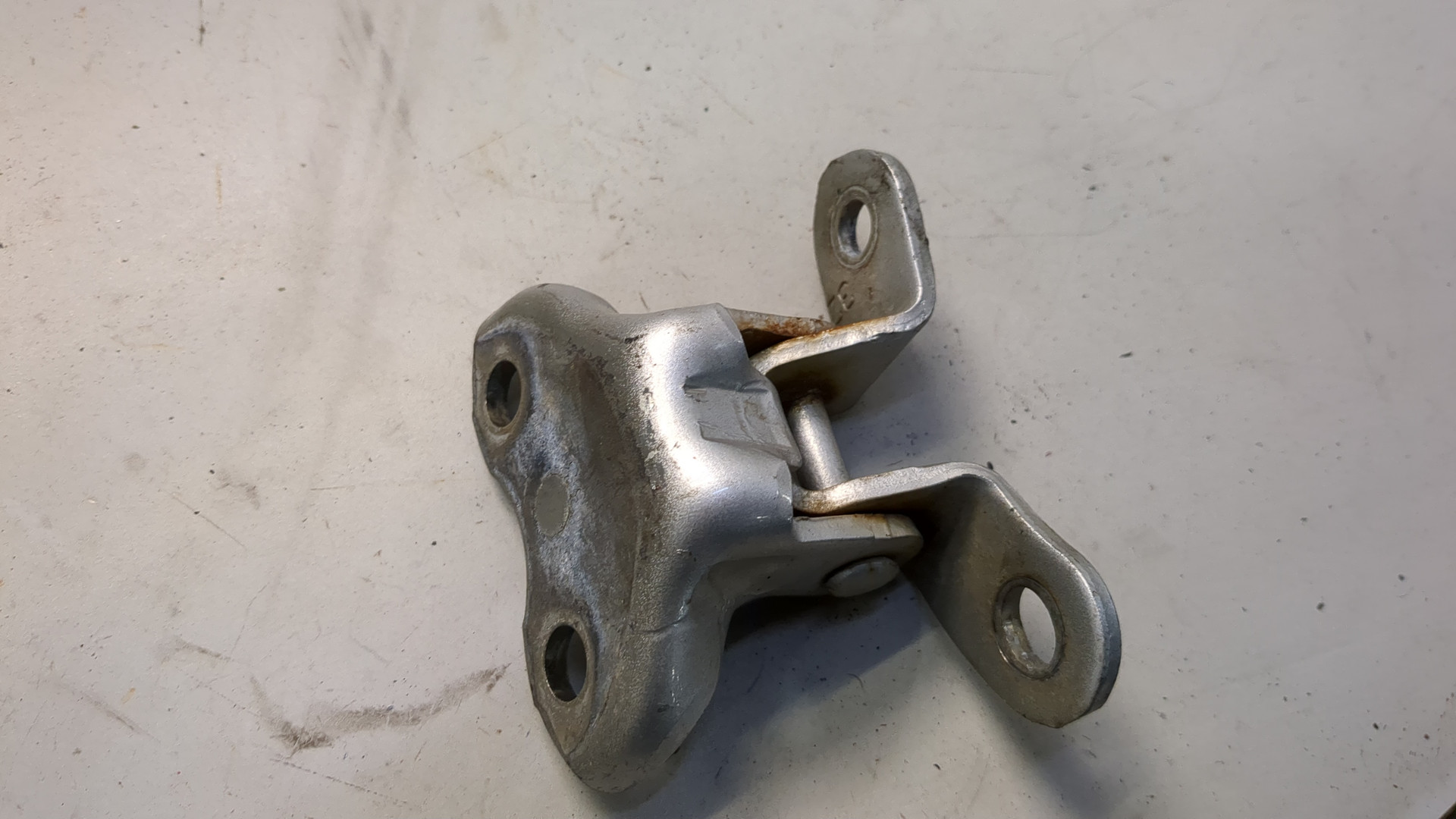 Петля двери