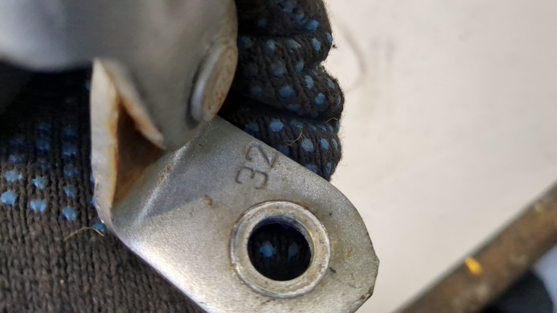 Петля двери