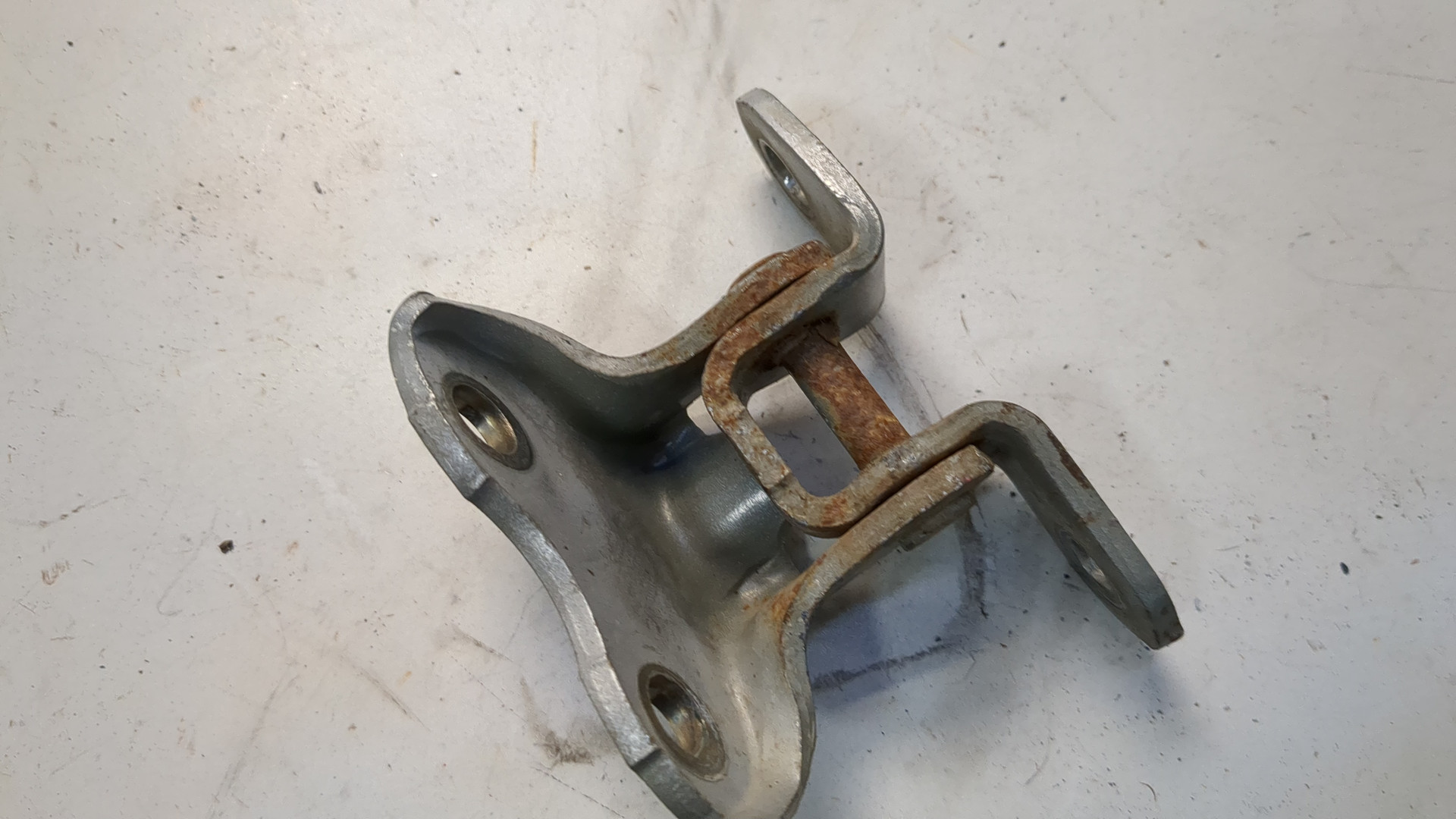 Петля двери