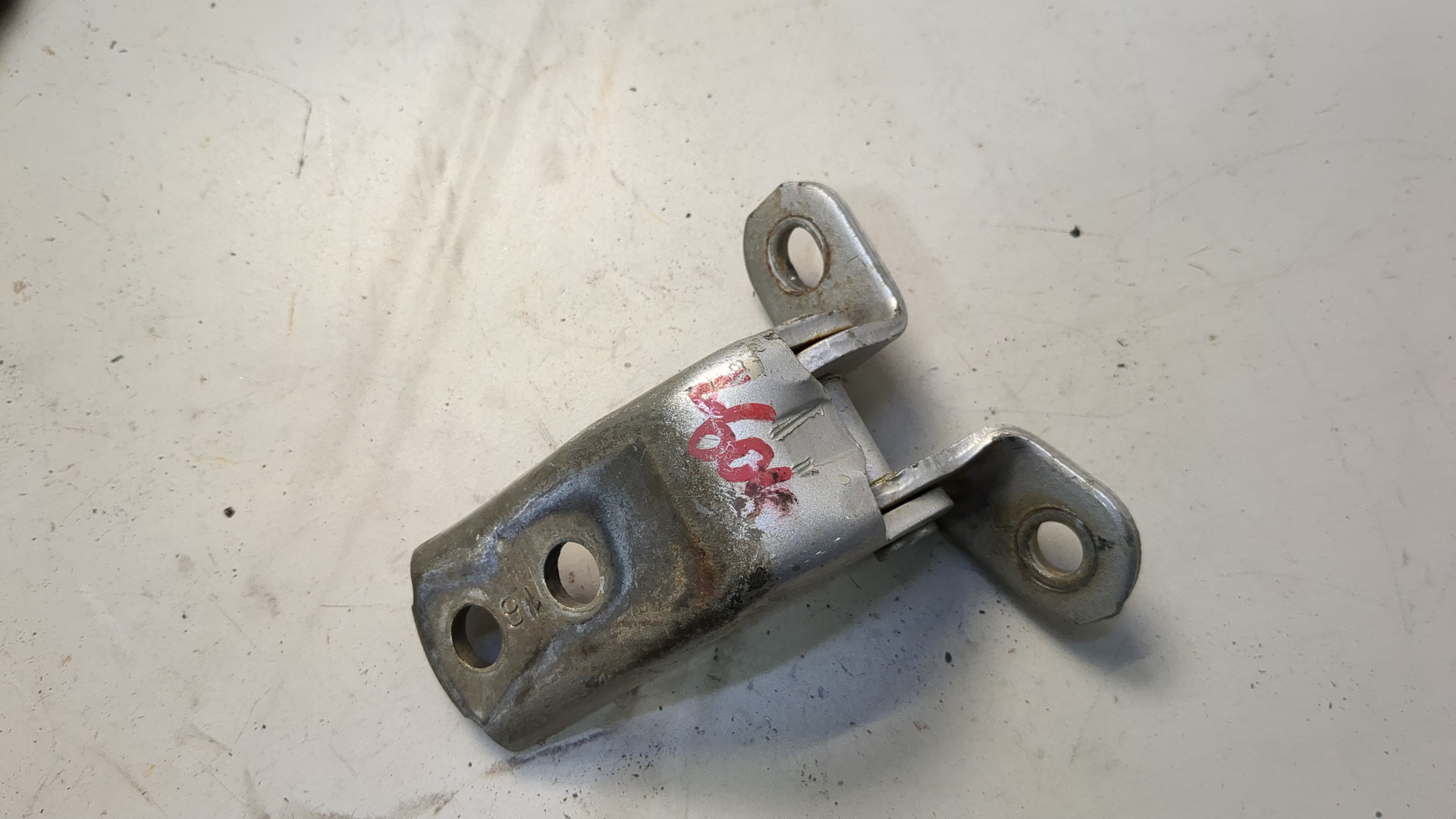 Петля двери