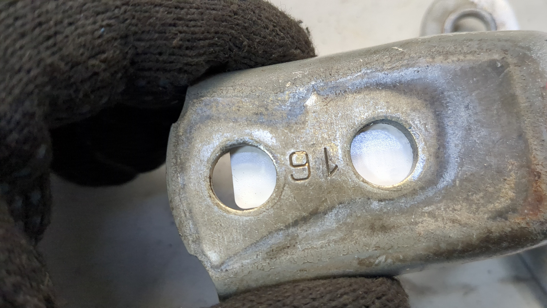 Петля двери