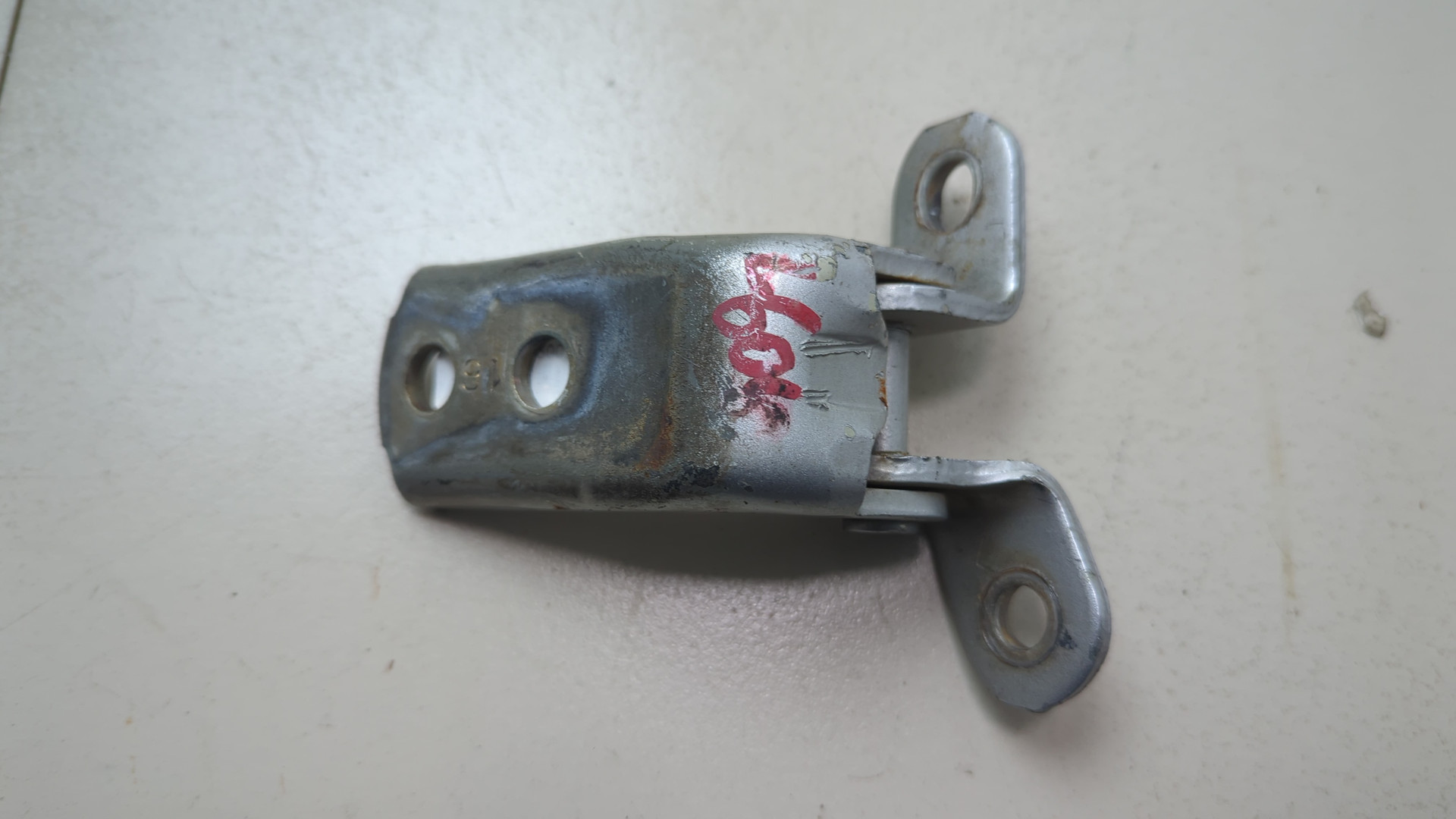 Петля двери