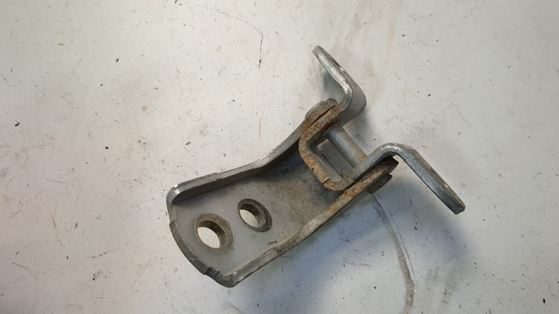 Петля двери