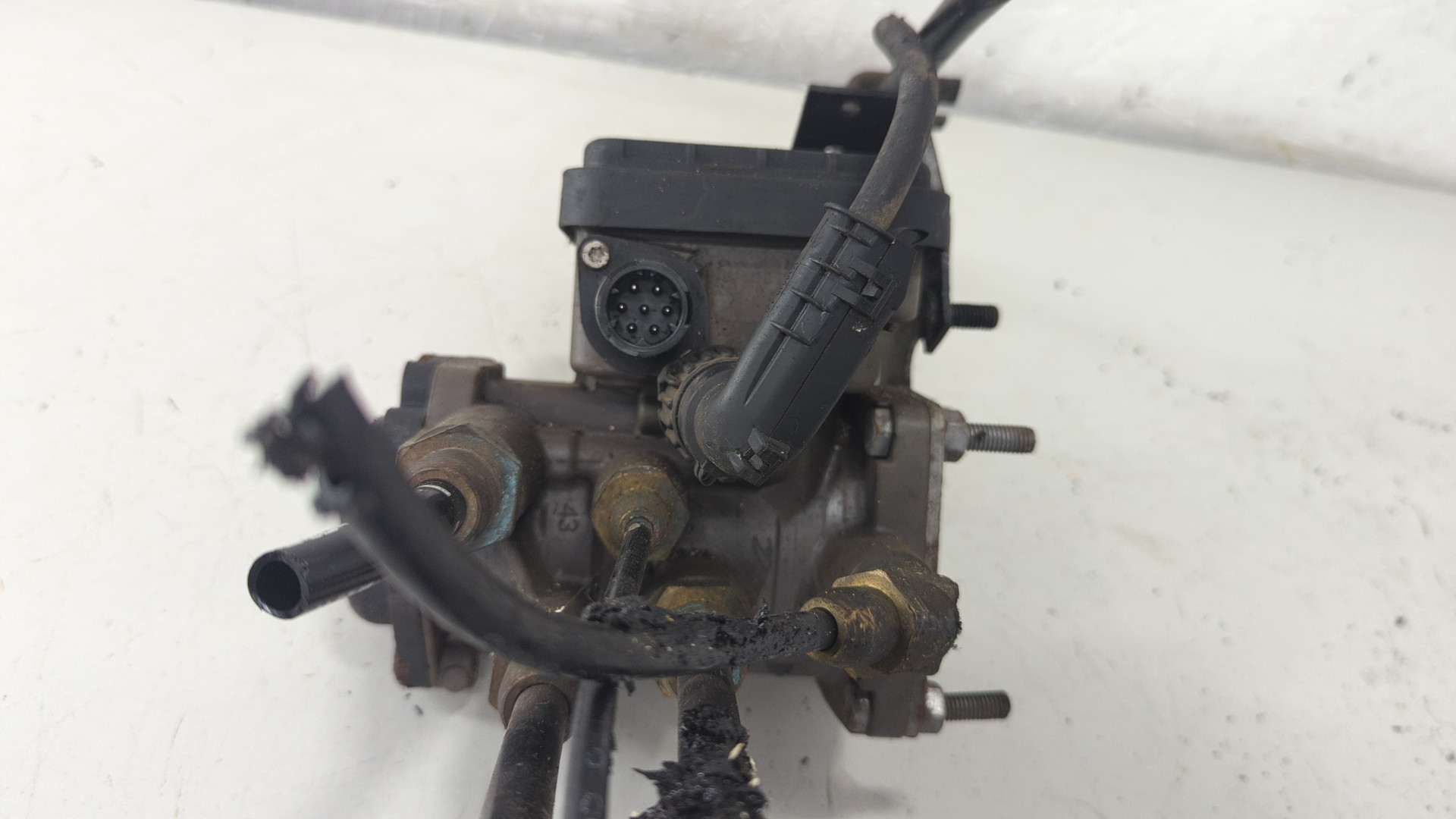 Кран управления тормозами прицепа