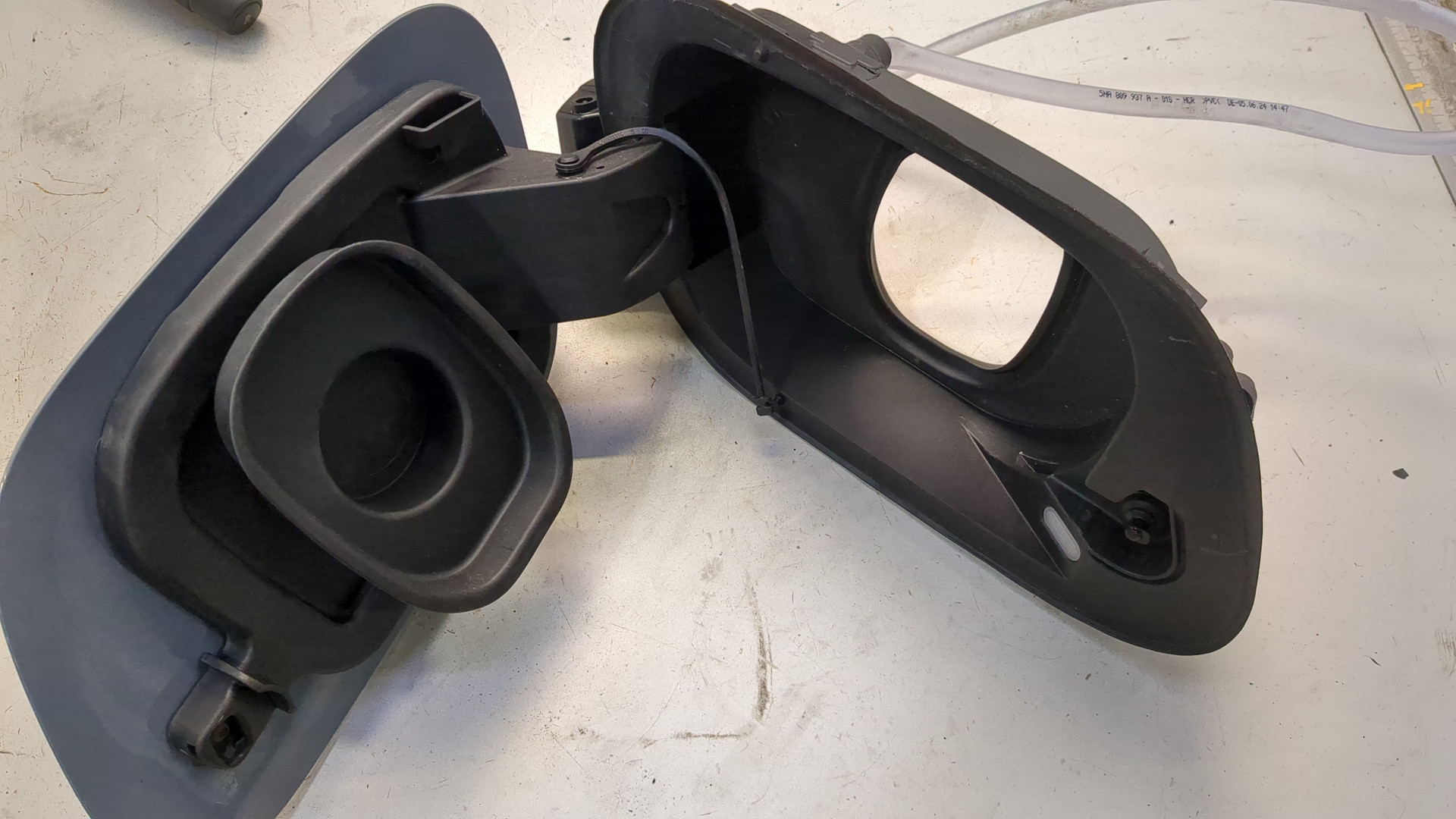 Лючок бензобака