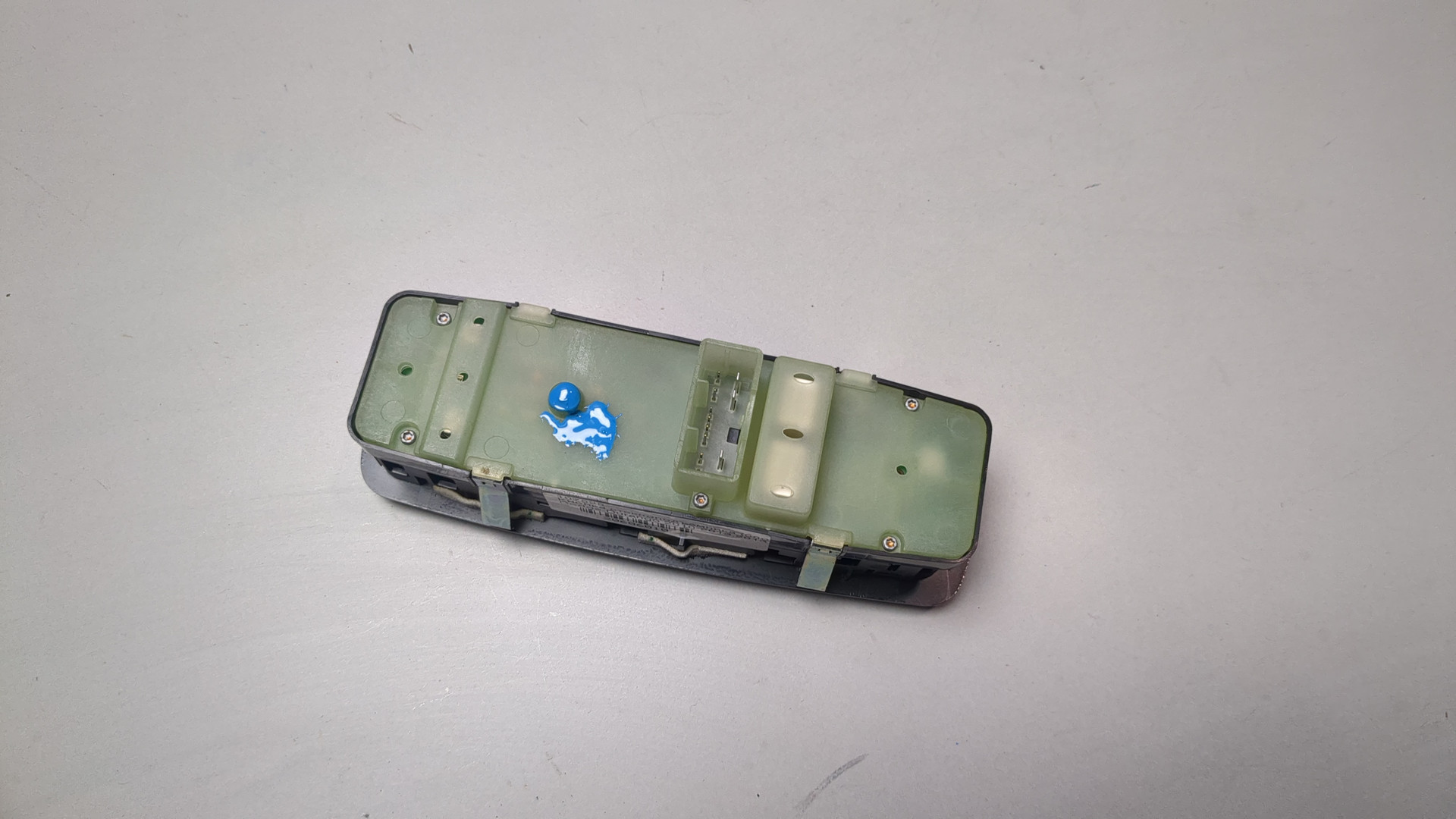 Кнопка стеклоподъемника