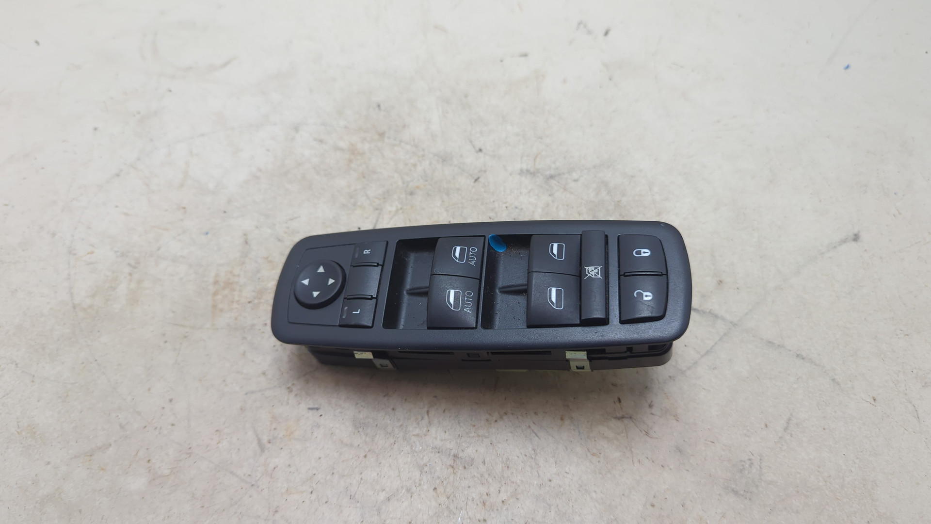 Кнопка стеклоподъемника