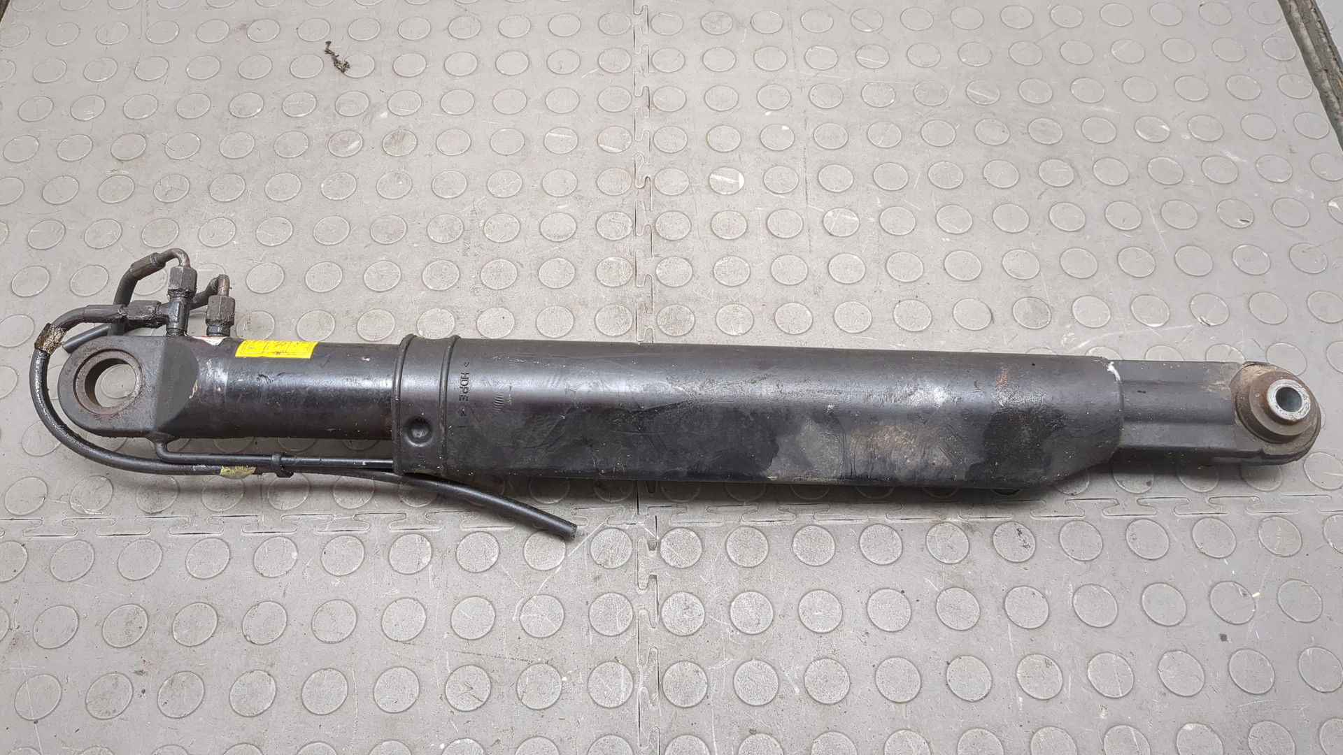 Рабочий цилиндр подъема кабины