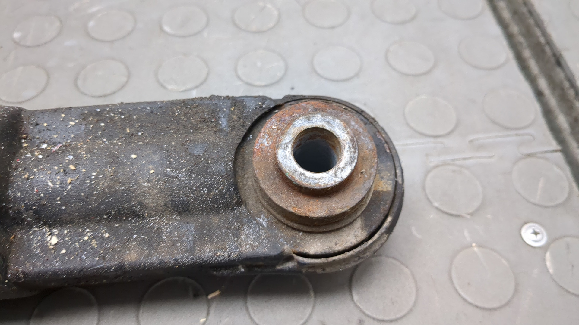 Рабочий цилиндр подъема кабины