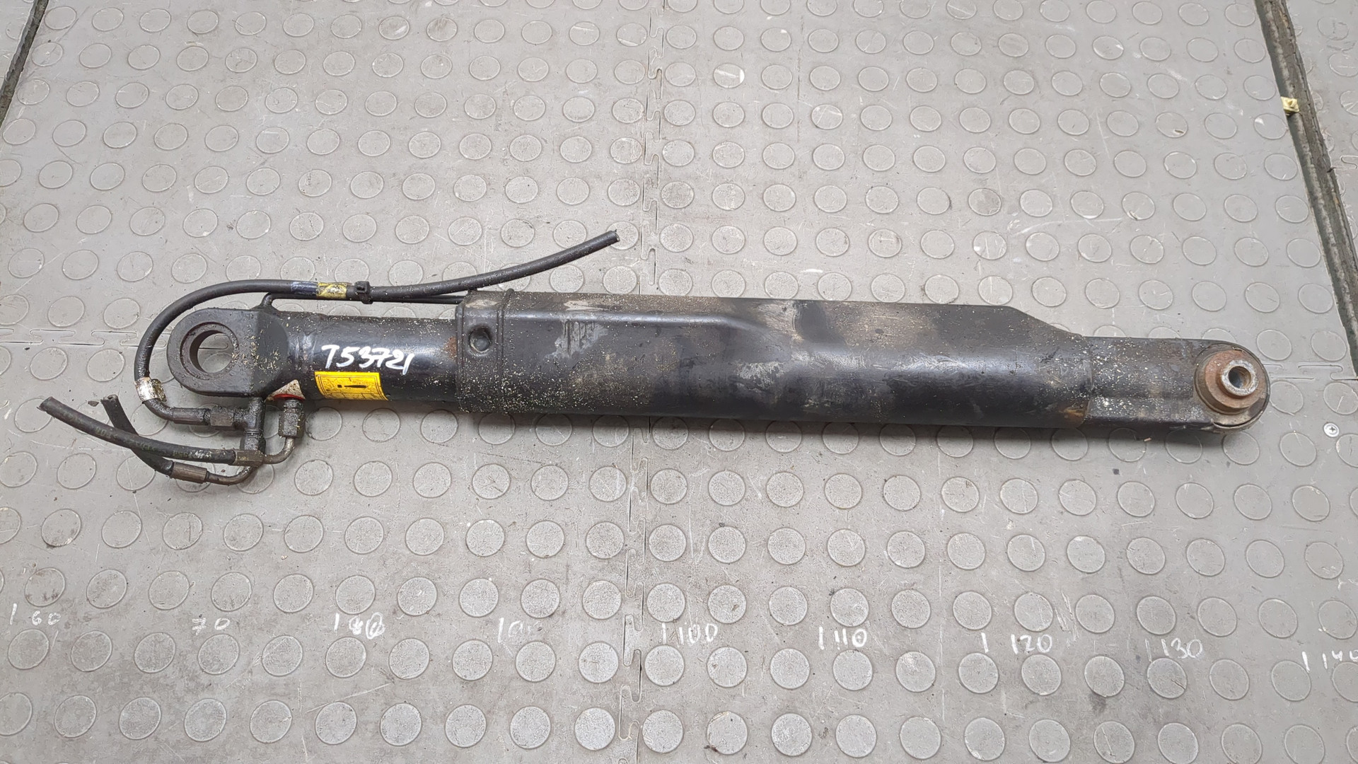 Рабочий цилиндр подъема кабины