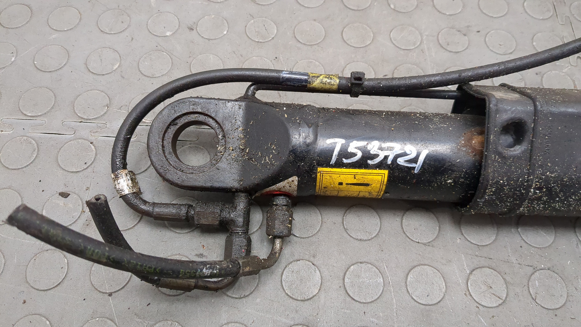 Рабочий цилиндр подъема кабины