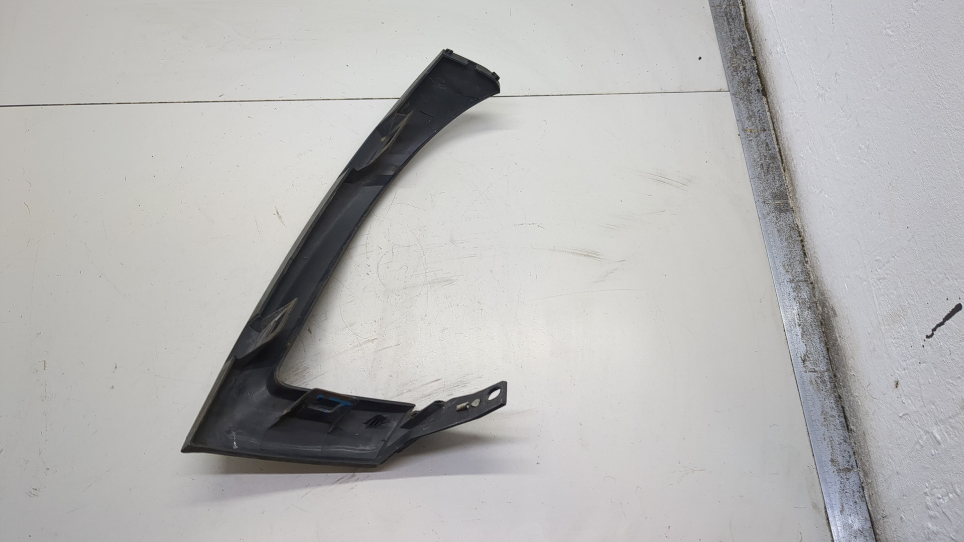 Планка под фару левая