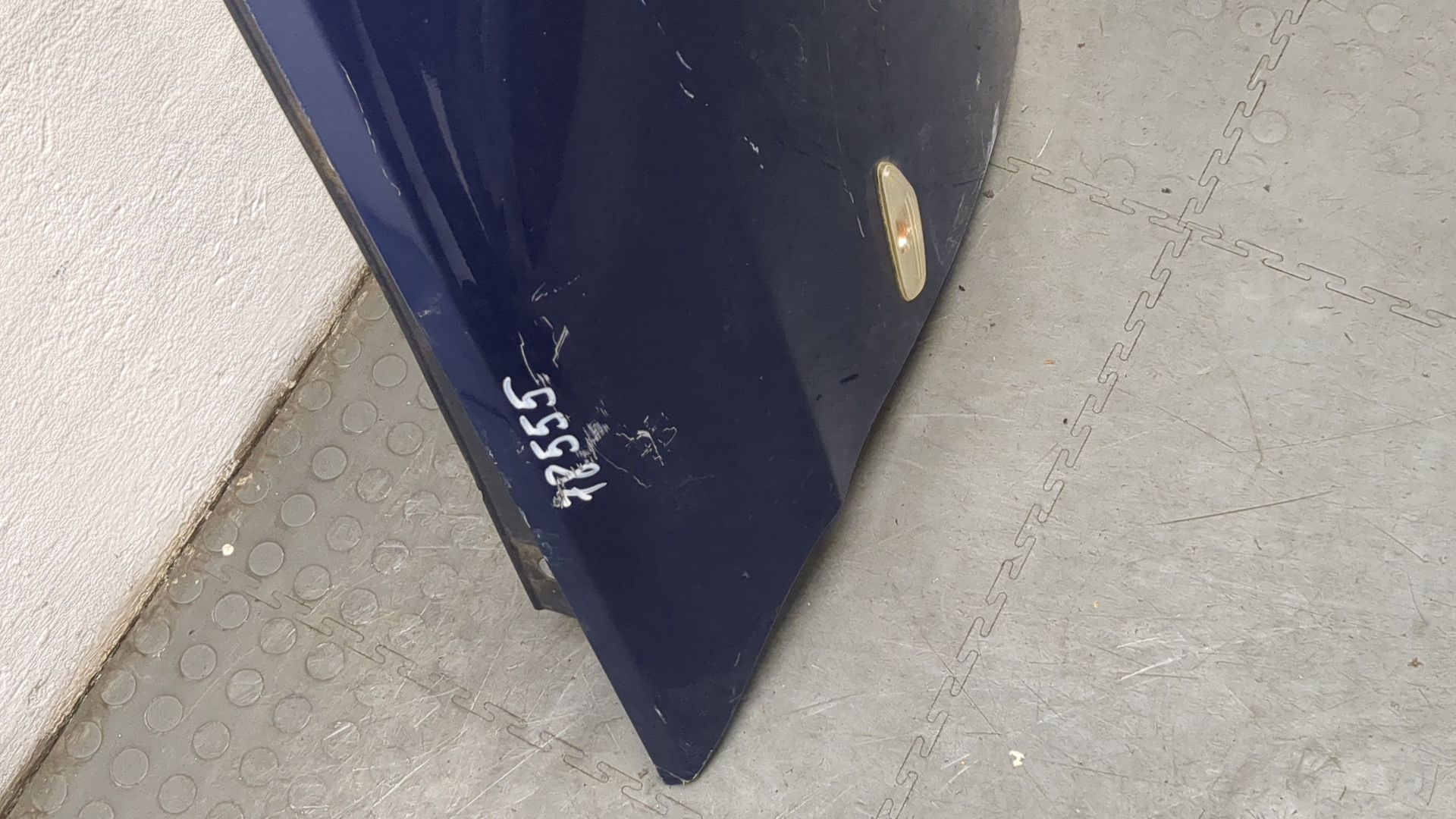 Крыло переднее правое