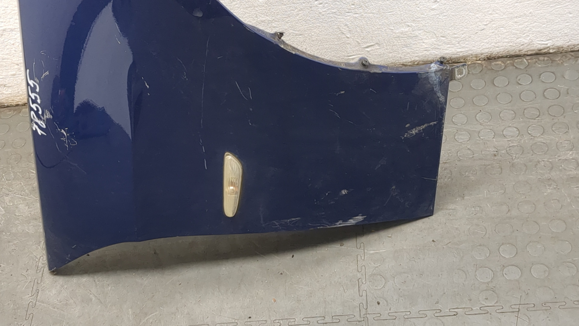 Крыло переднее правое