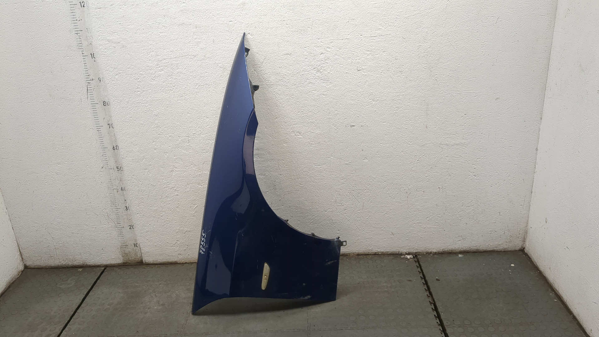 Крыло переднее правое