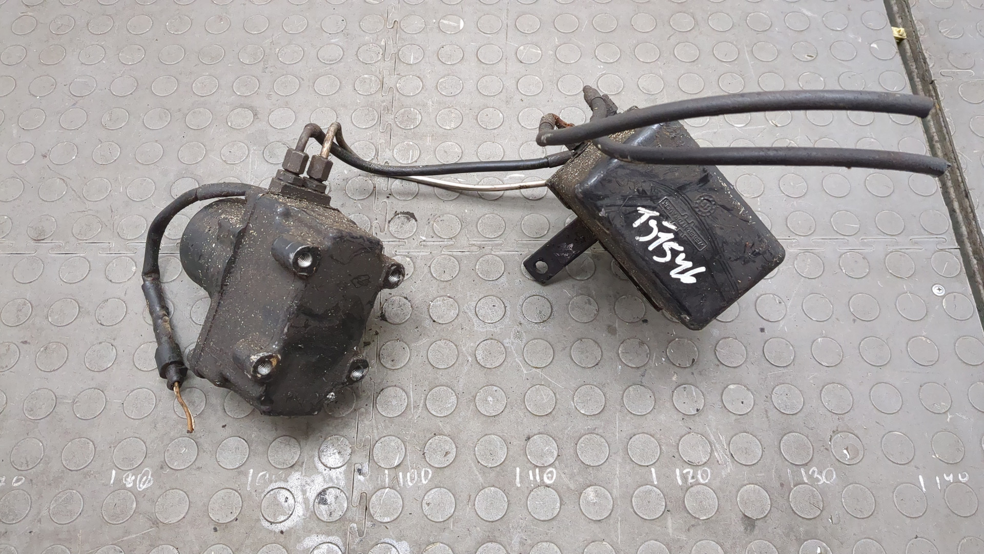 Насос подъема кабины